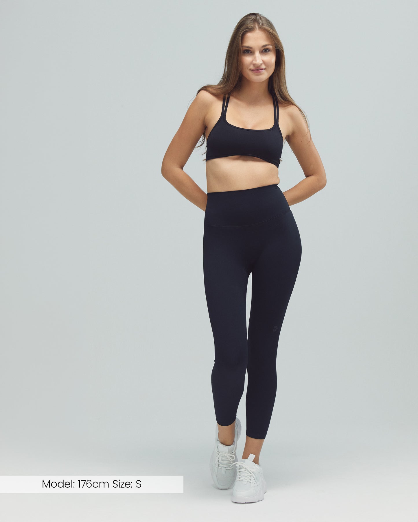 Model trägt die ACTIVE Leggings von DRILLS mit Tasche in schwarz