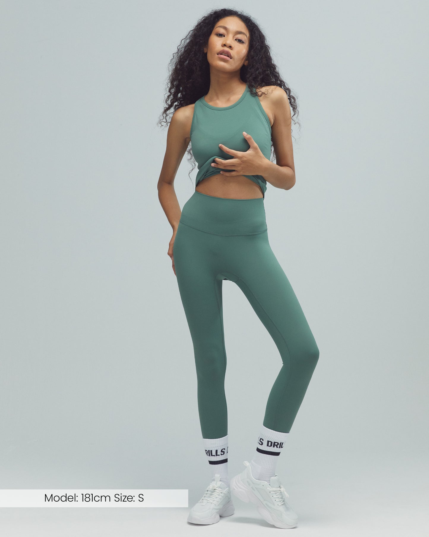 Model trägt die ACTIVE Leggings von DRILLS mit Tasche in Grün