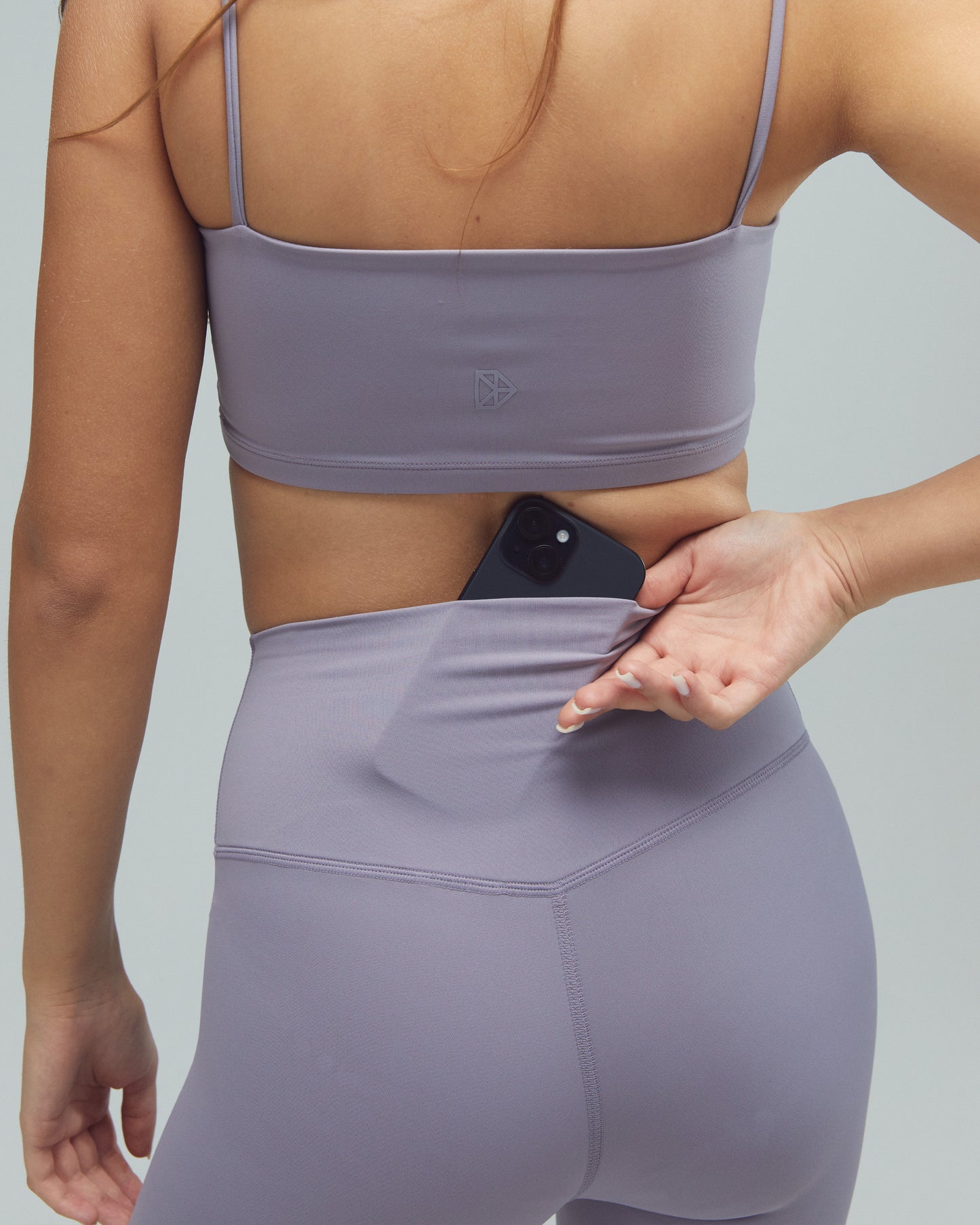 Model trägt die ACTIVE Leggings von DRILLS mit Tasche in lila