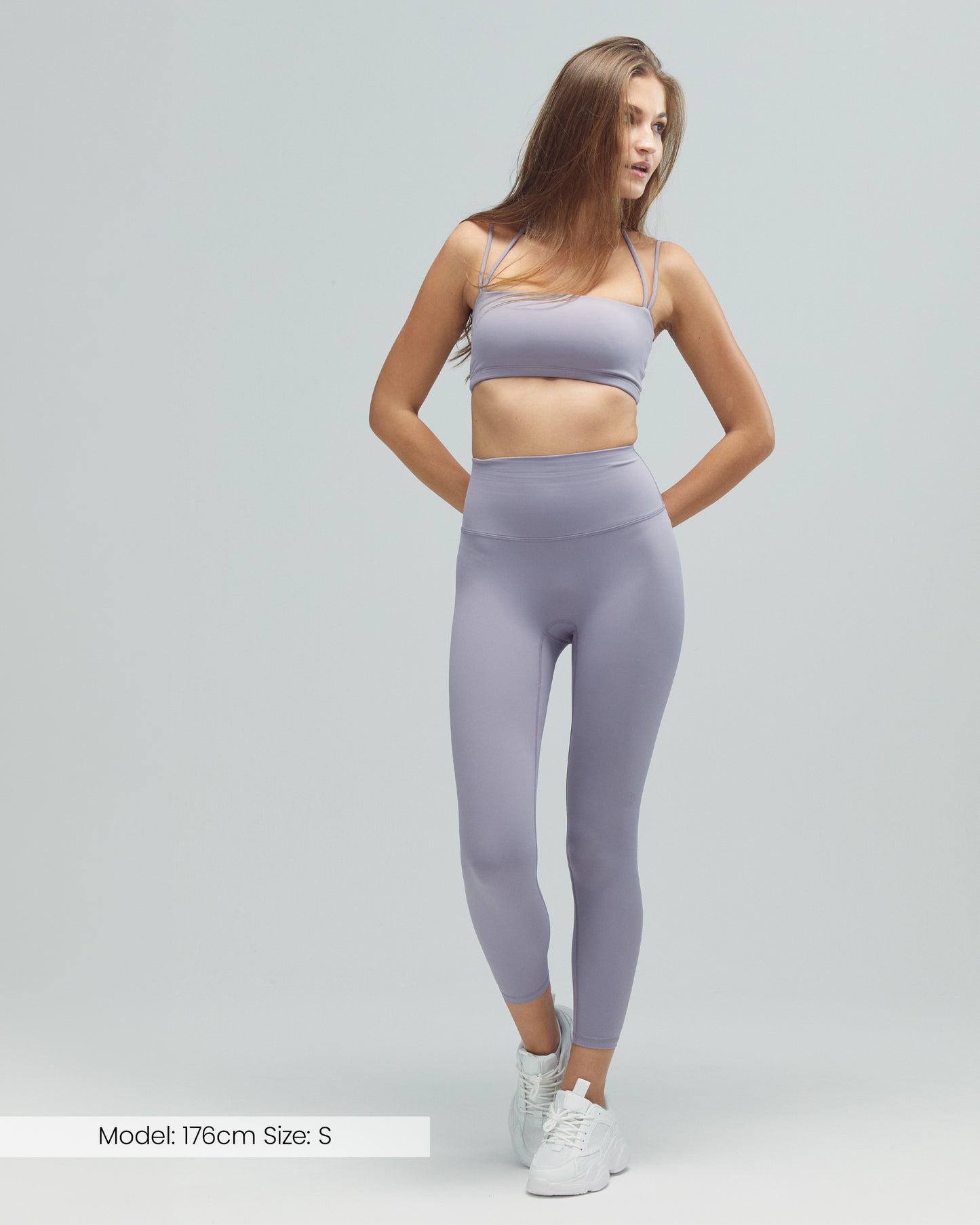 Model trägt die ACTIVE Leggings von DRILLS mit Tasche in lila