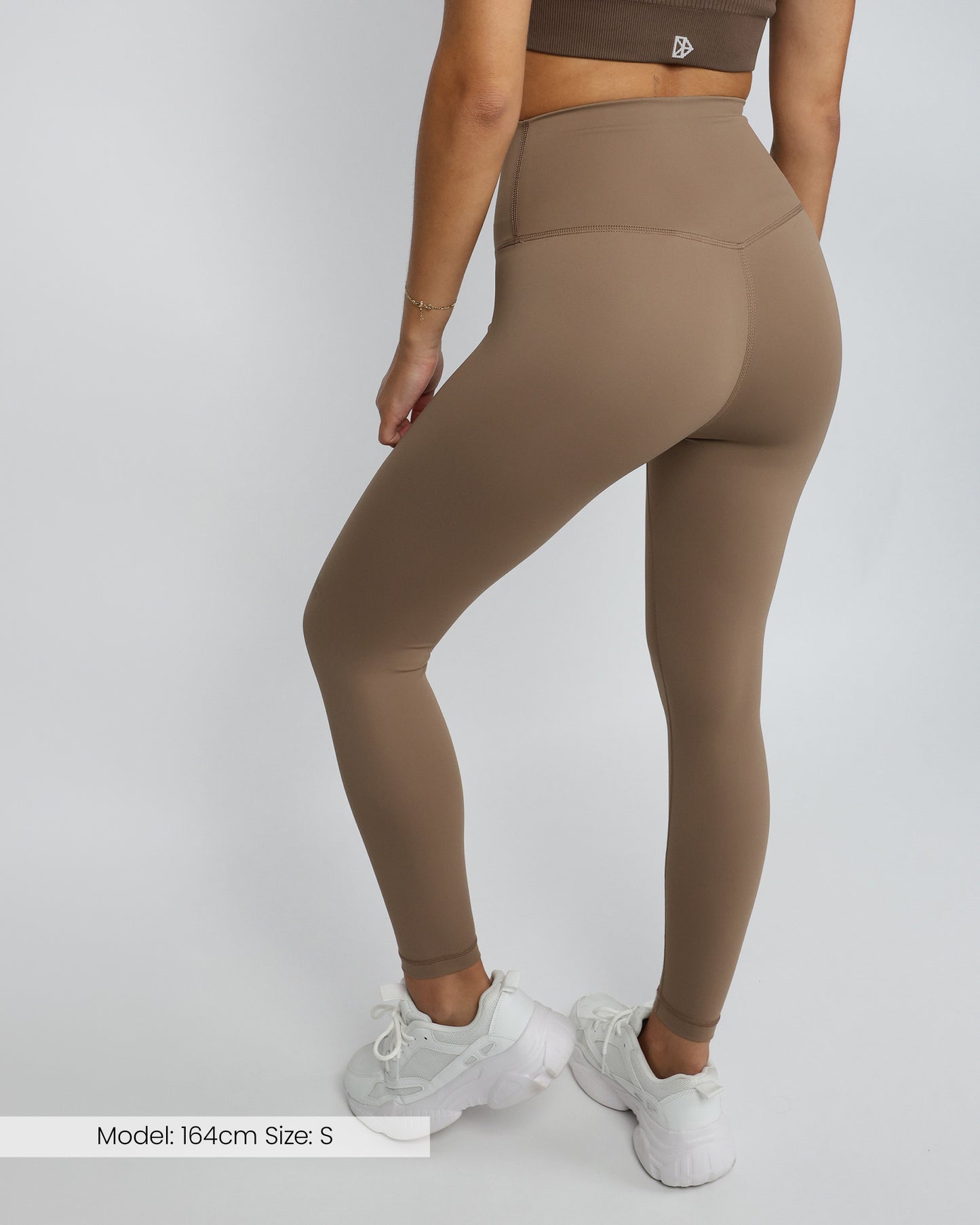 Model trägt die ACTIVE Leggings von DRILLS mit Tasche in Taupe