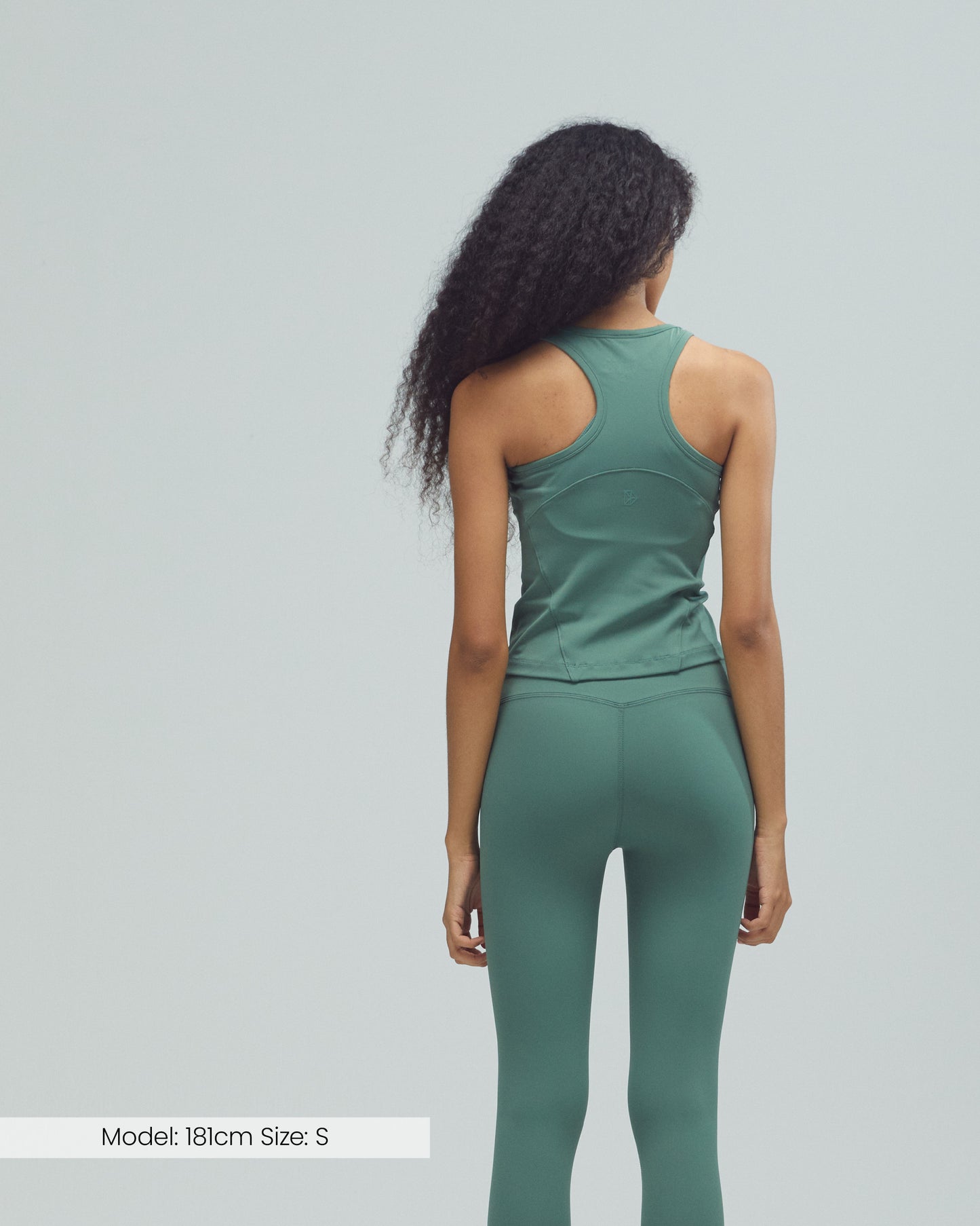 Model trägt das ACTIVE Tank Top in Grün von DRILLS