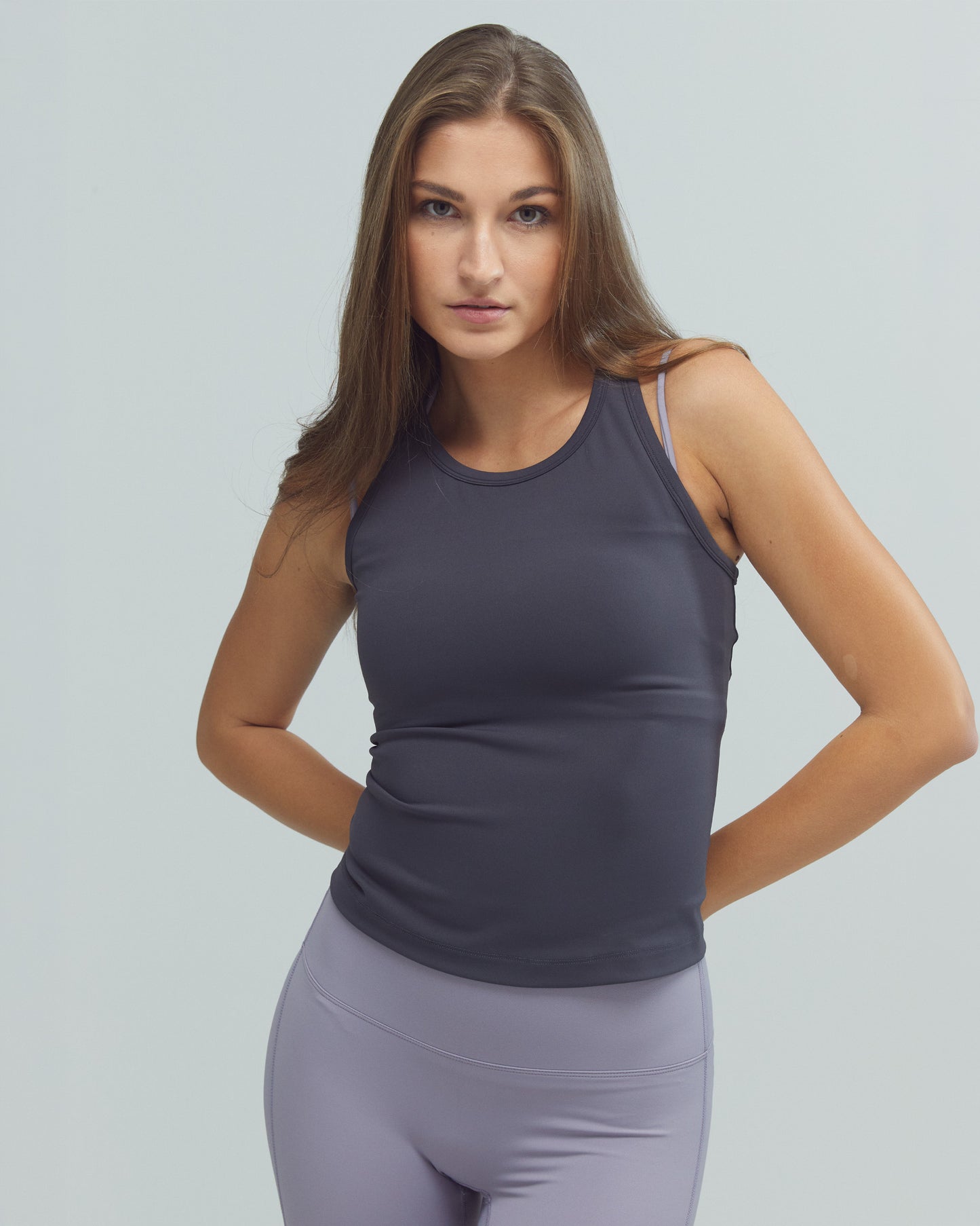 Model trägt das ACTIVE Tank Top von DRILLS in Grau