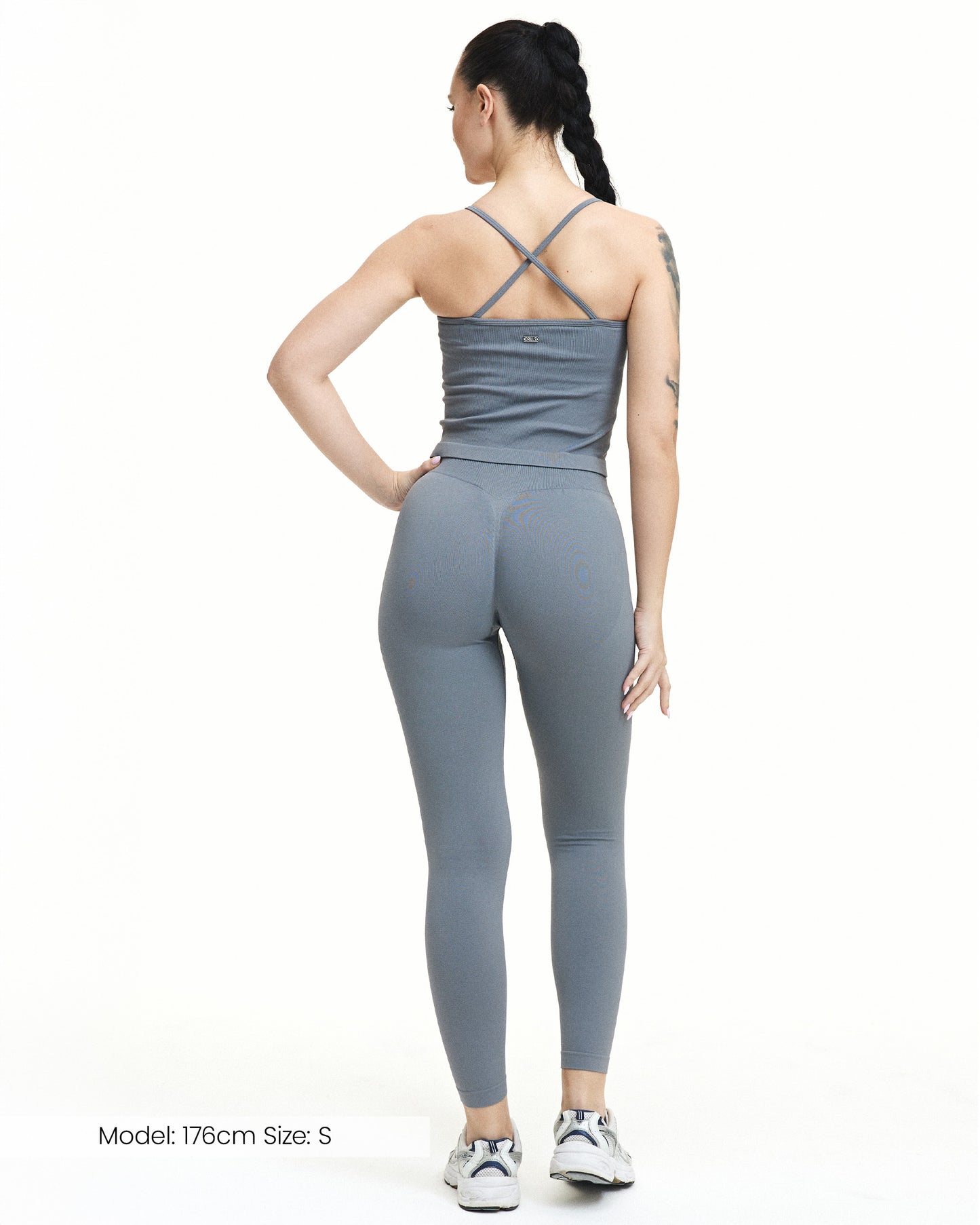 Model trägt die Scrunch Leggings BLISS von DRILLS in Grau