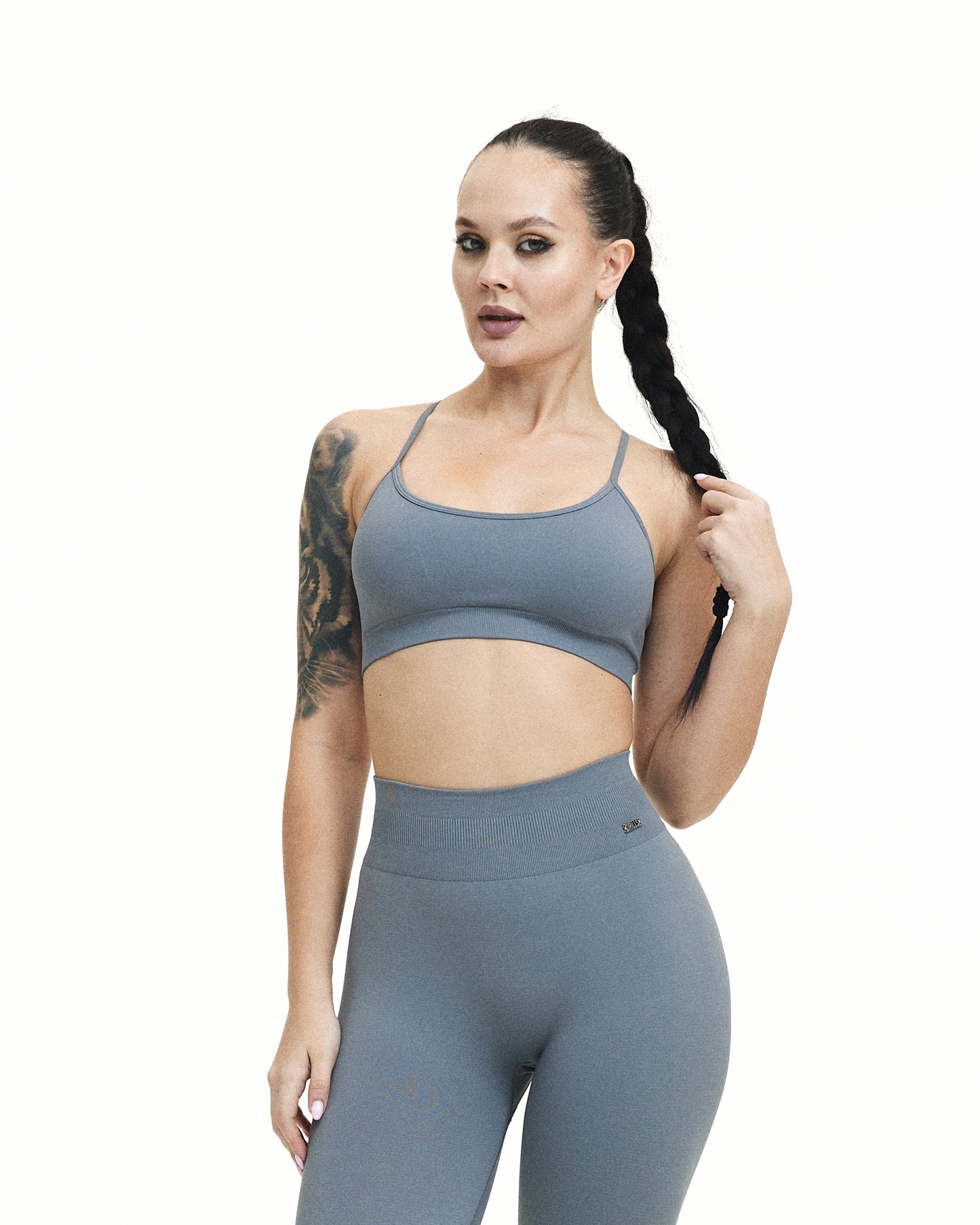 Model trägt den BLISS Sport BH in Grau