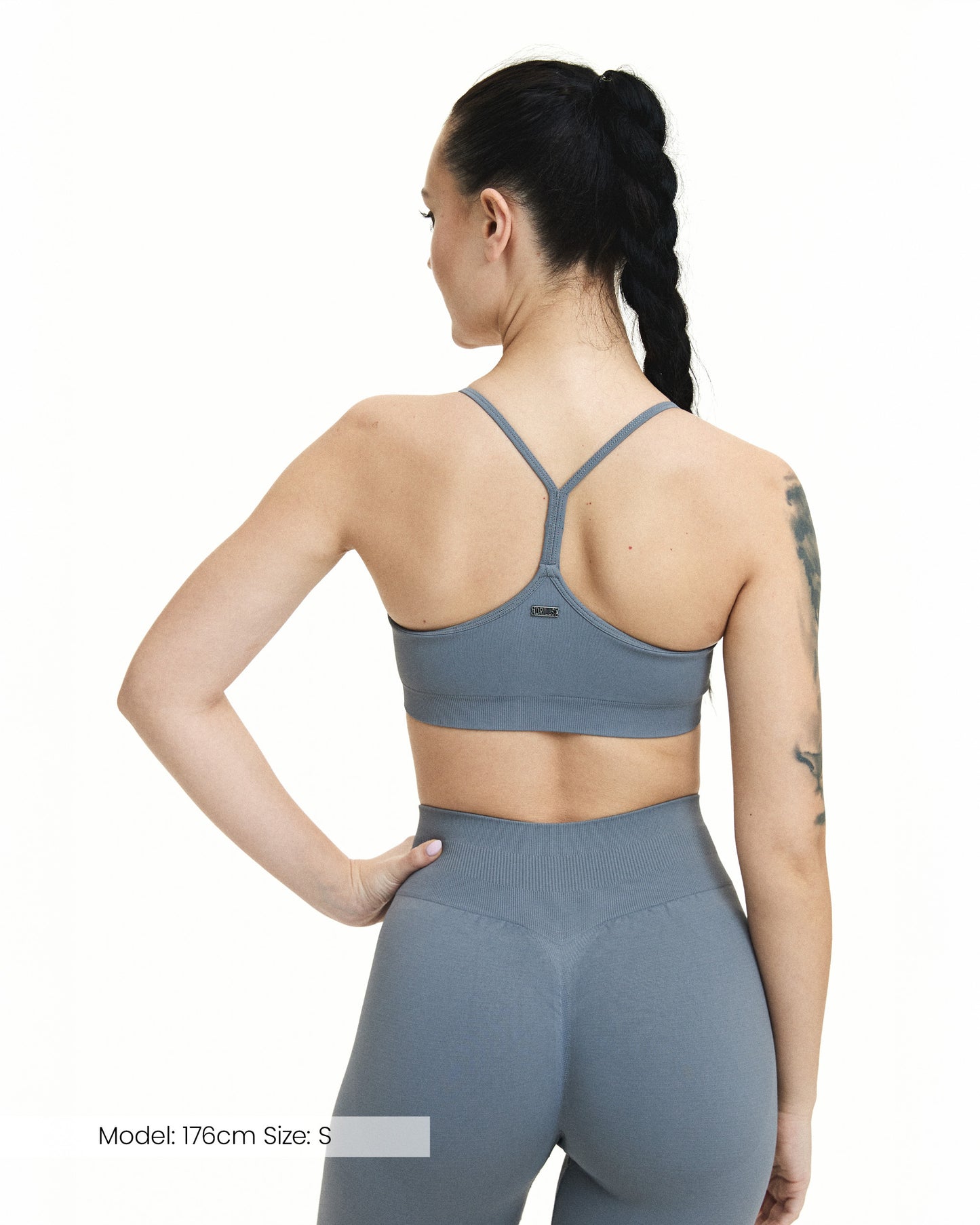 Model trägt den BLISS Sport BH in Grau