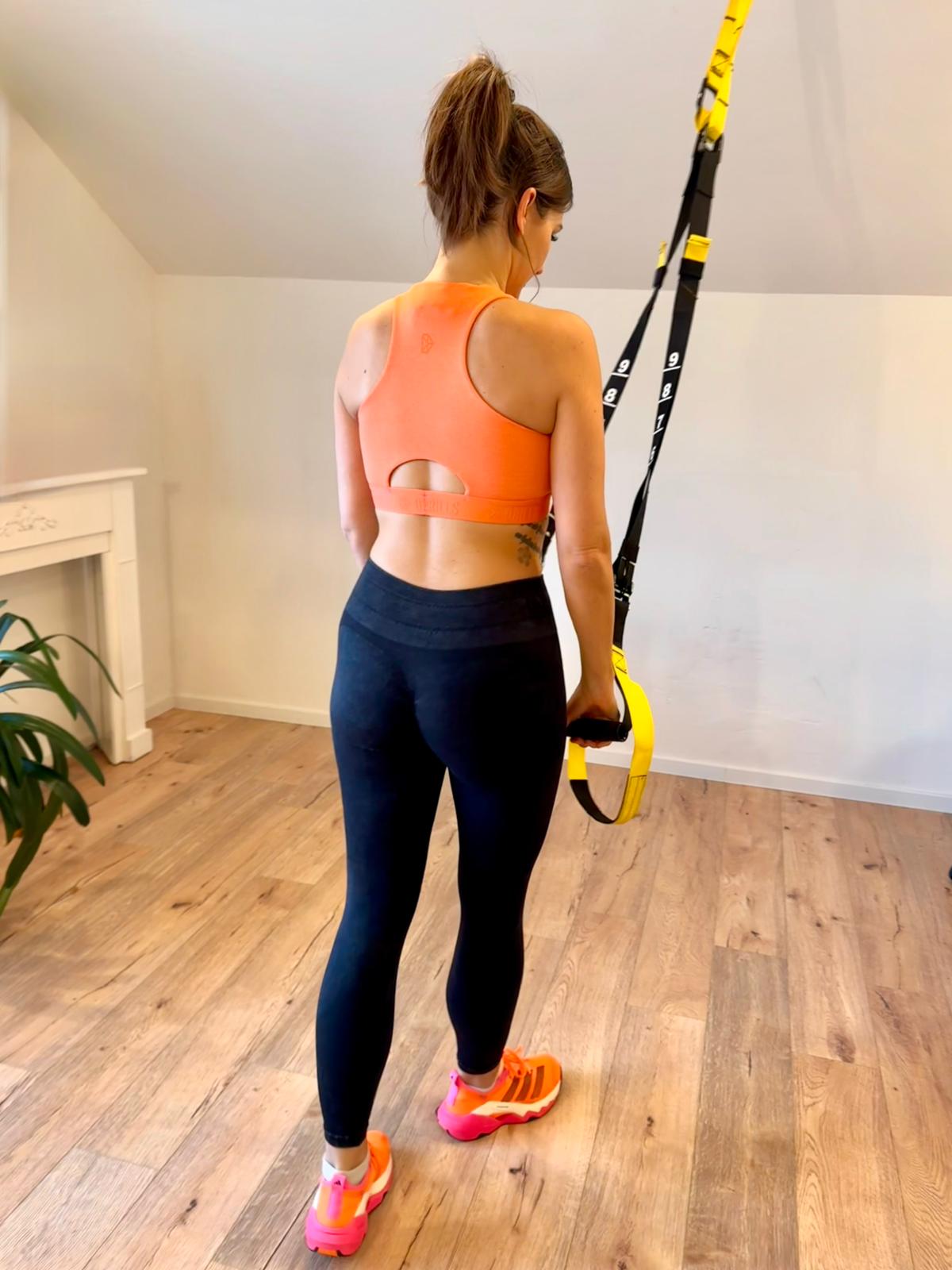 Gabi trägt bei TRX das Outfit der Kollektion XFUNCTION Von DRILLS