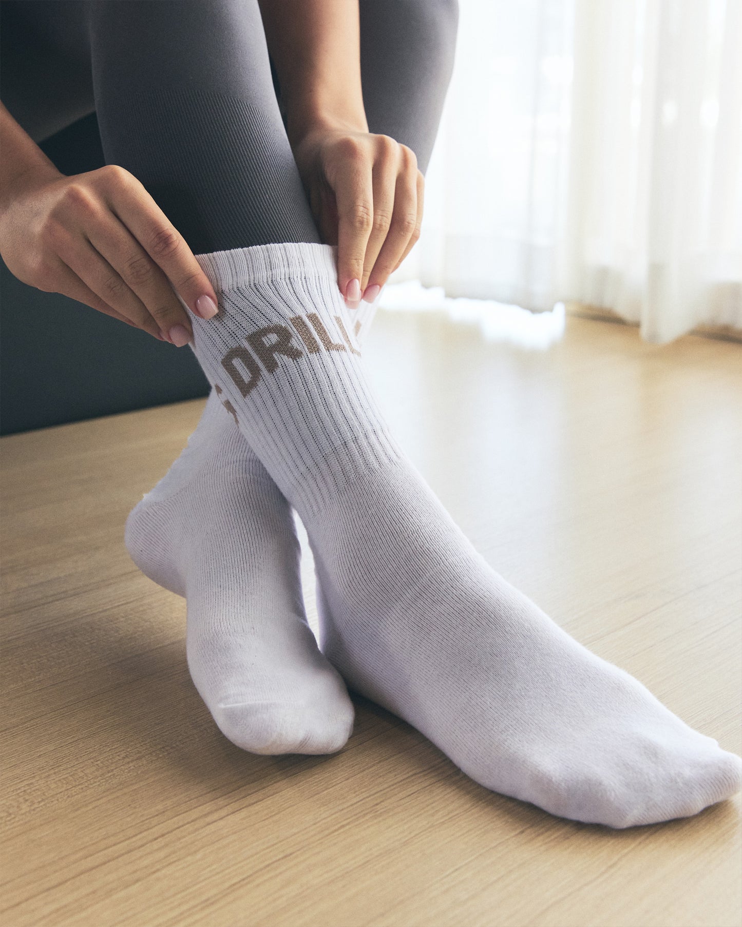 Model trägt die DRILLS Socken in Atmosphere