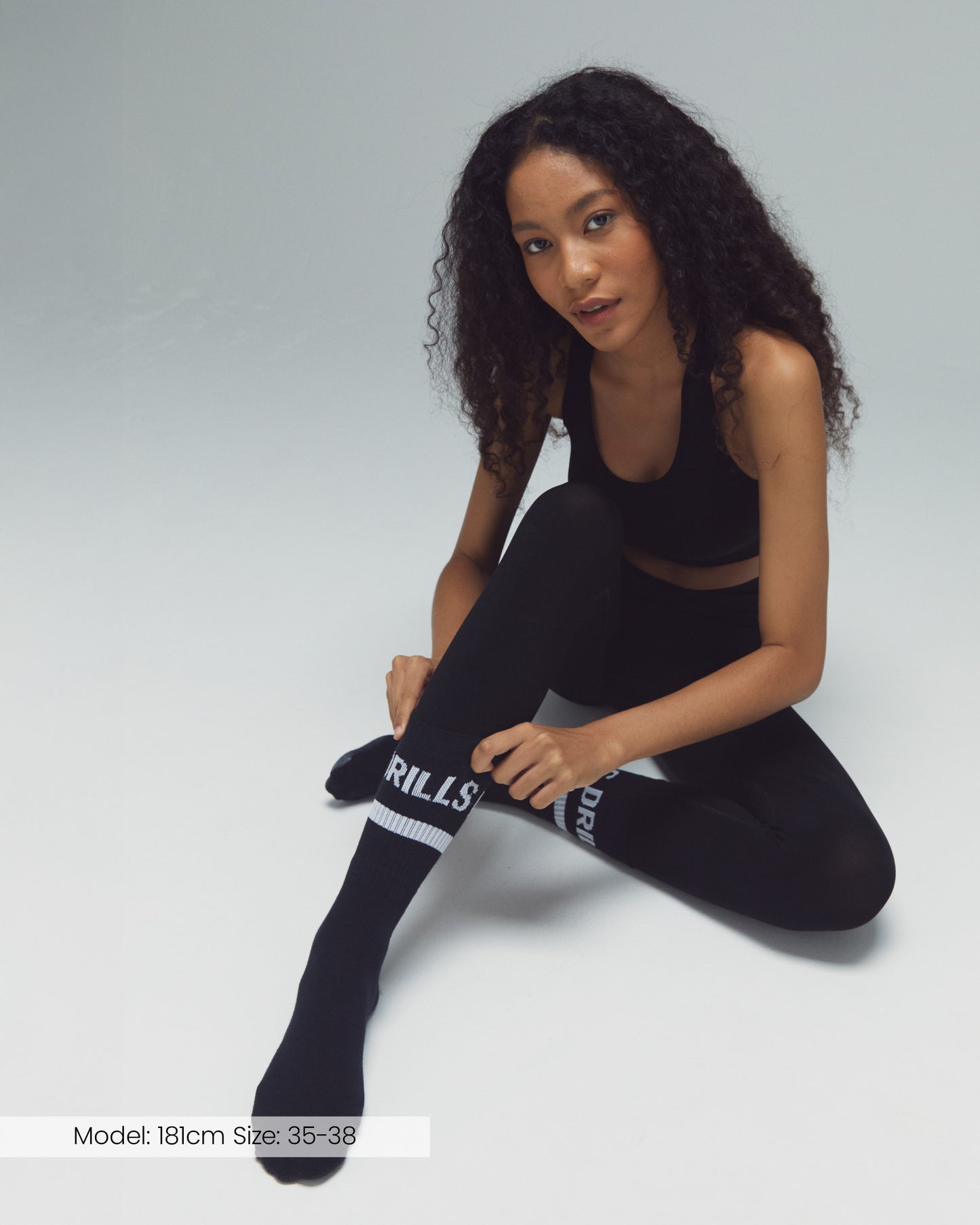Model trägt die DRILLS Socken in schwarz