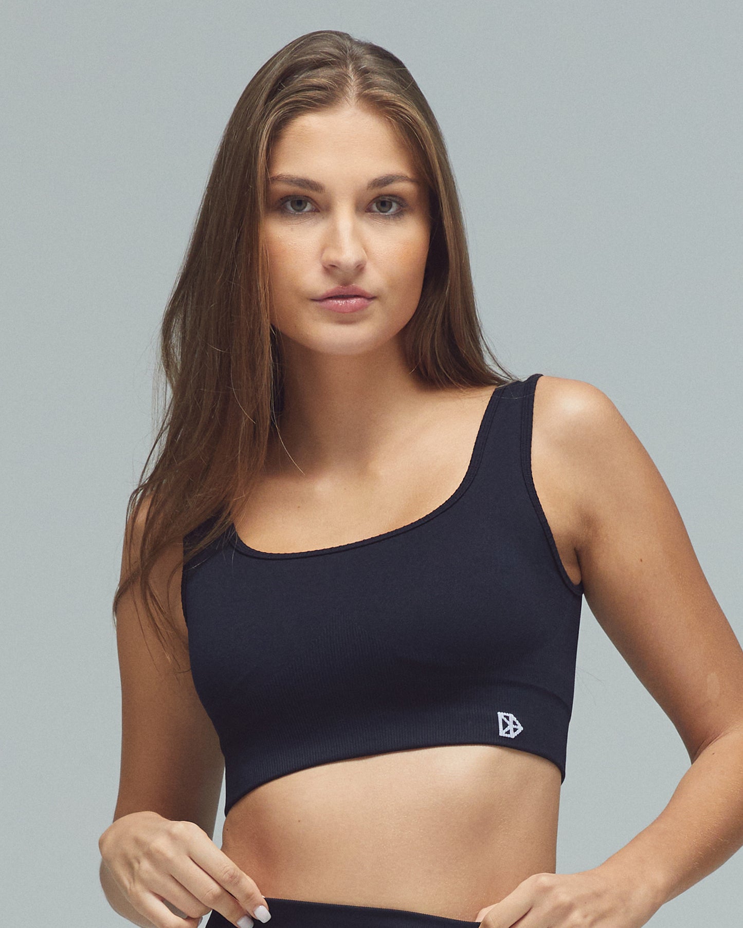 Model trägt den Sport-BH der Kollektion FLXFLOW in schwarz