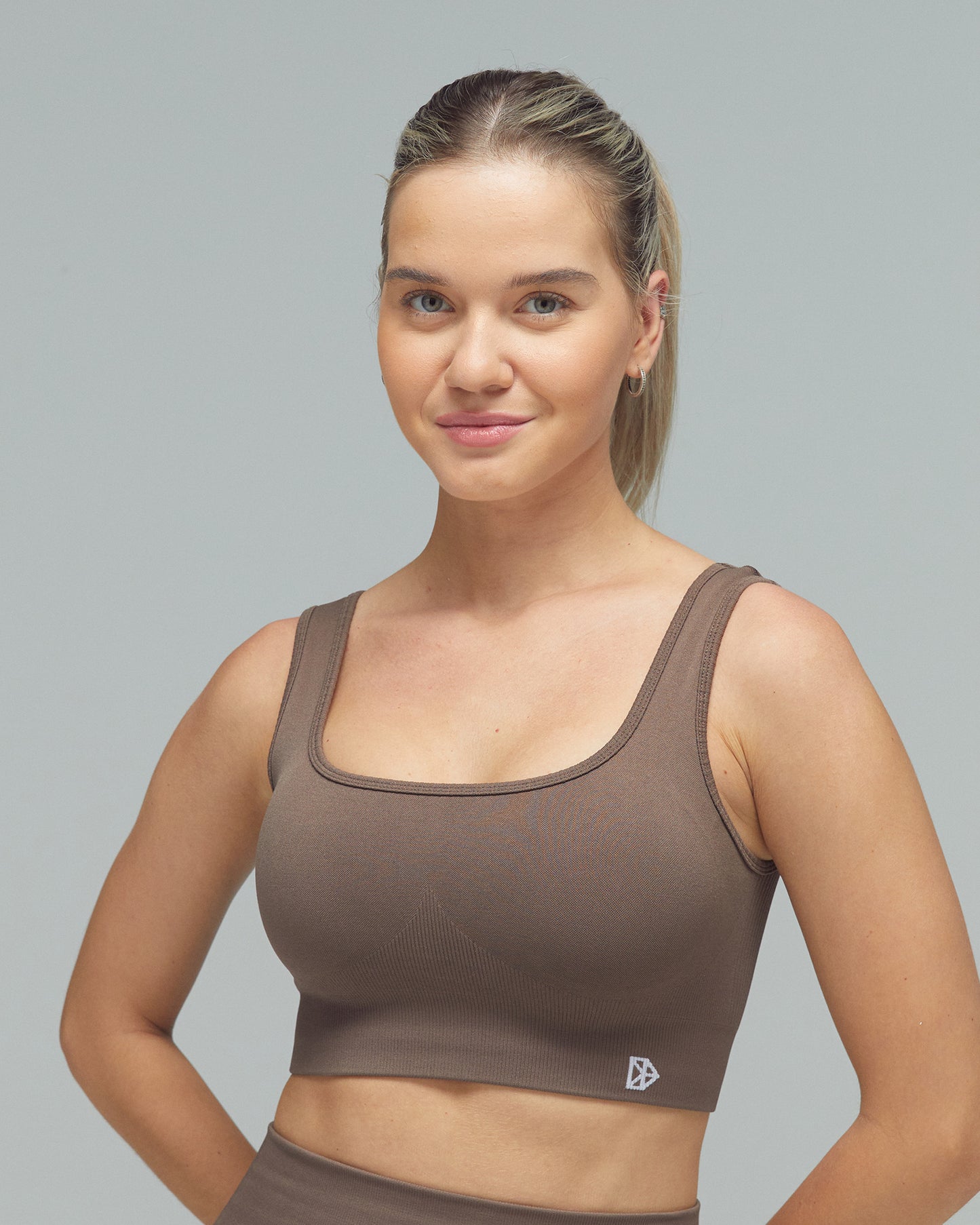 Model trägt den Sport-BH der Kollektion FLXFLOW in braun