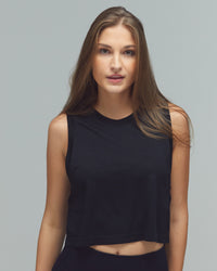 Model trägt das FLXFLOW Sport-Top von DRILLS in Schwarz