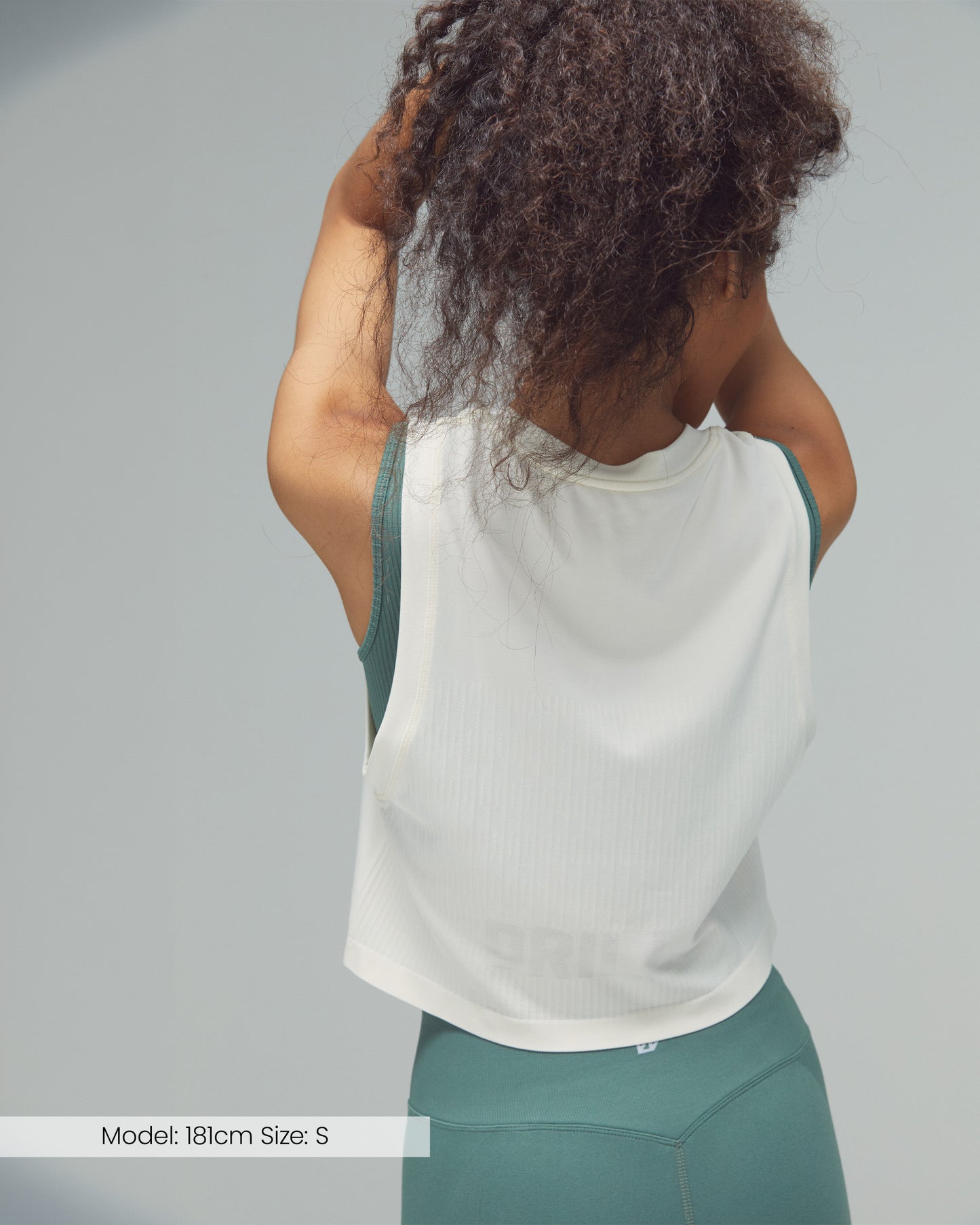 Model trägt das FLXFLOW Sport-Top von DRILLS in Weiß