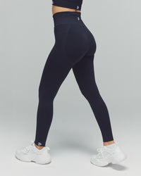 Model trägt die Pocket Leggings der Kollektion FLXFLOW von DRILLS in Black