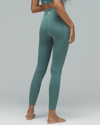 Model trägt die Pocket Leggings der Kollektion FLXFLOW von DRILLS in Dark Sage Green