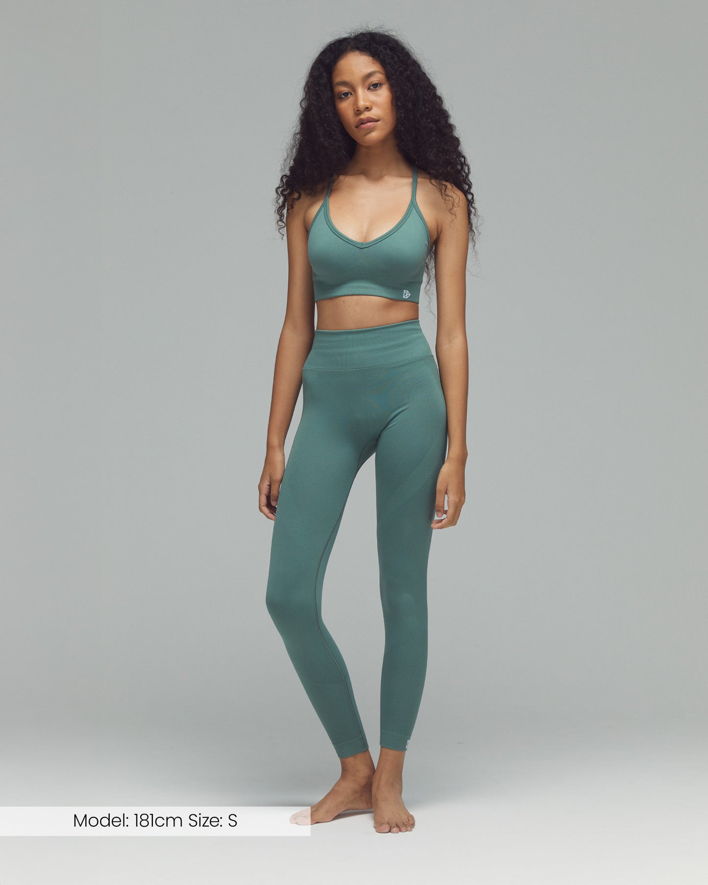 Model trägt die Pocket Leggings der Kollektion FLXFLOW von DRILLS in Dark Sage Green