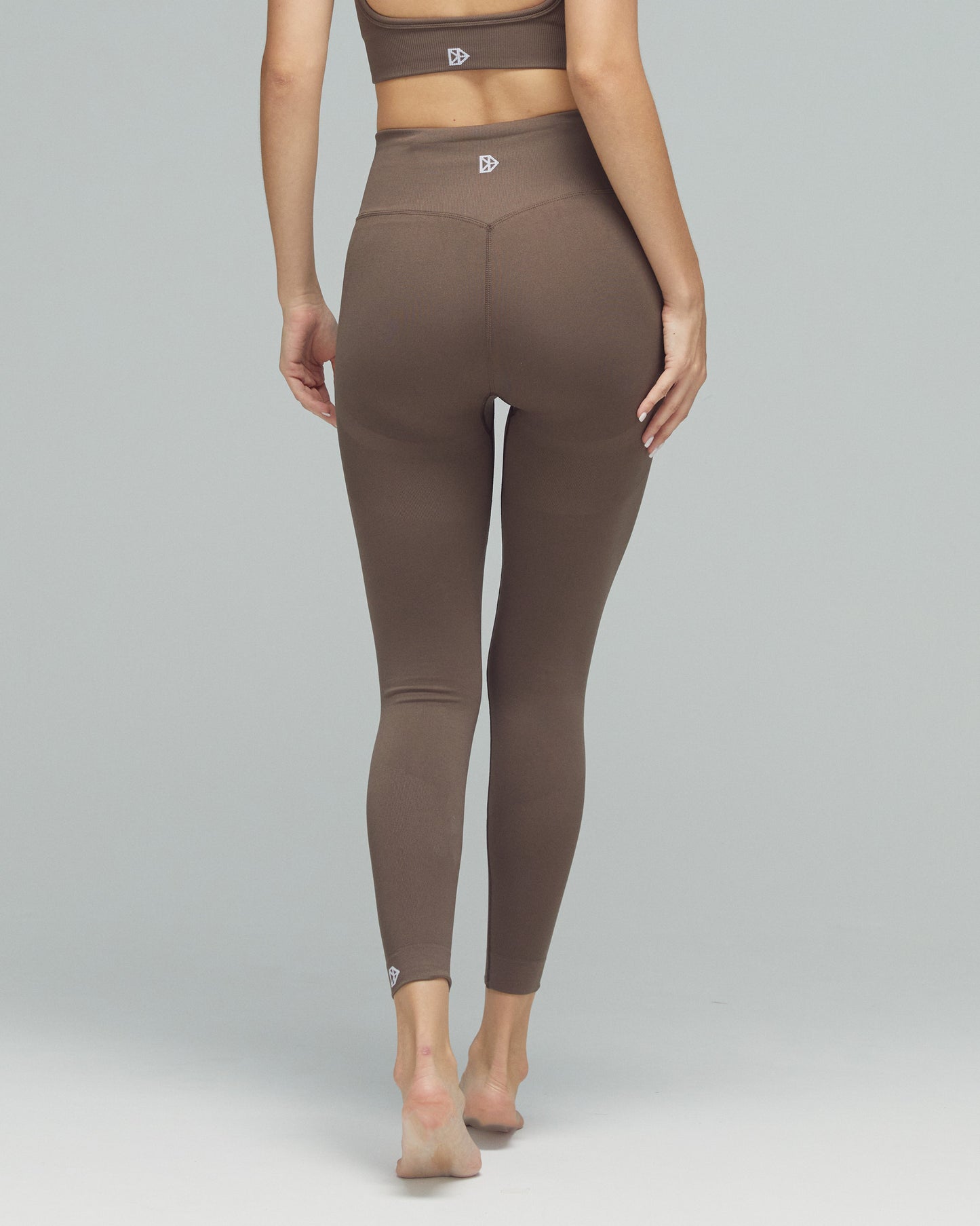 Model trägt die Pocket Leggings der Kollektion FLXFLOW von DRILLS in Taupe