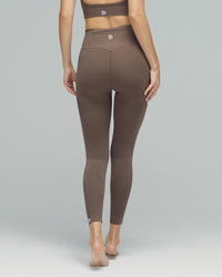 Model trägt die Pocket Leggings der Kollektion FLXFLOW von DRILLS in Taupe