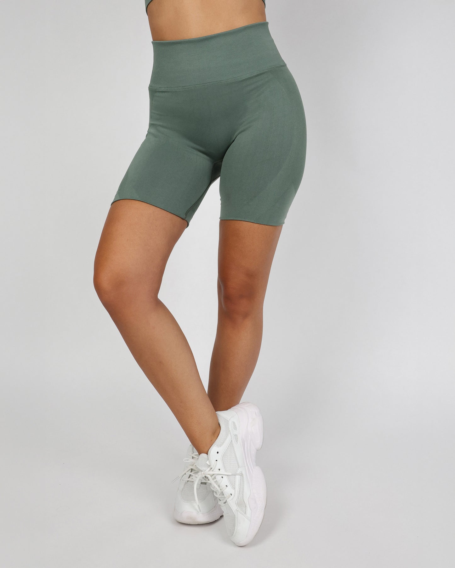Model trägt die FLXFLOW Shorts in grün von DRILLS