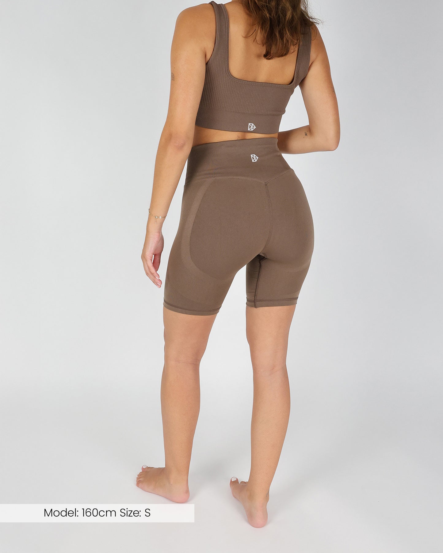 Model trägt die FLXFLOW Shorts in taupe von DRILLS