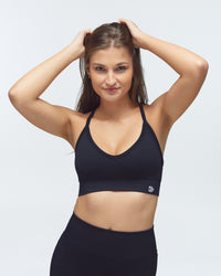 Model trägt den X Bra der Kollektion FLXFLOW von DRILLS