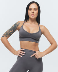 Model trägt den X Bra der Kollektion FLXFLOW von DRILLS