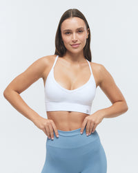 Model trägt den X Bra der Kollektion FLXFLOW von DRILLS