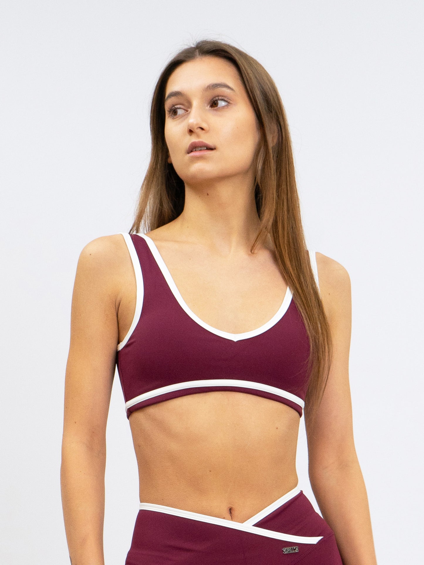 Model trägt den FUSE Sport BH von DRILLS in Burgundy