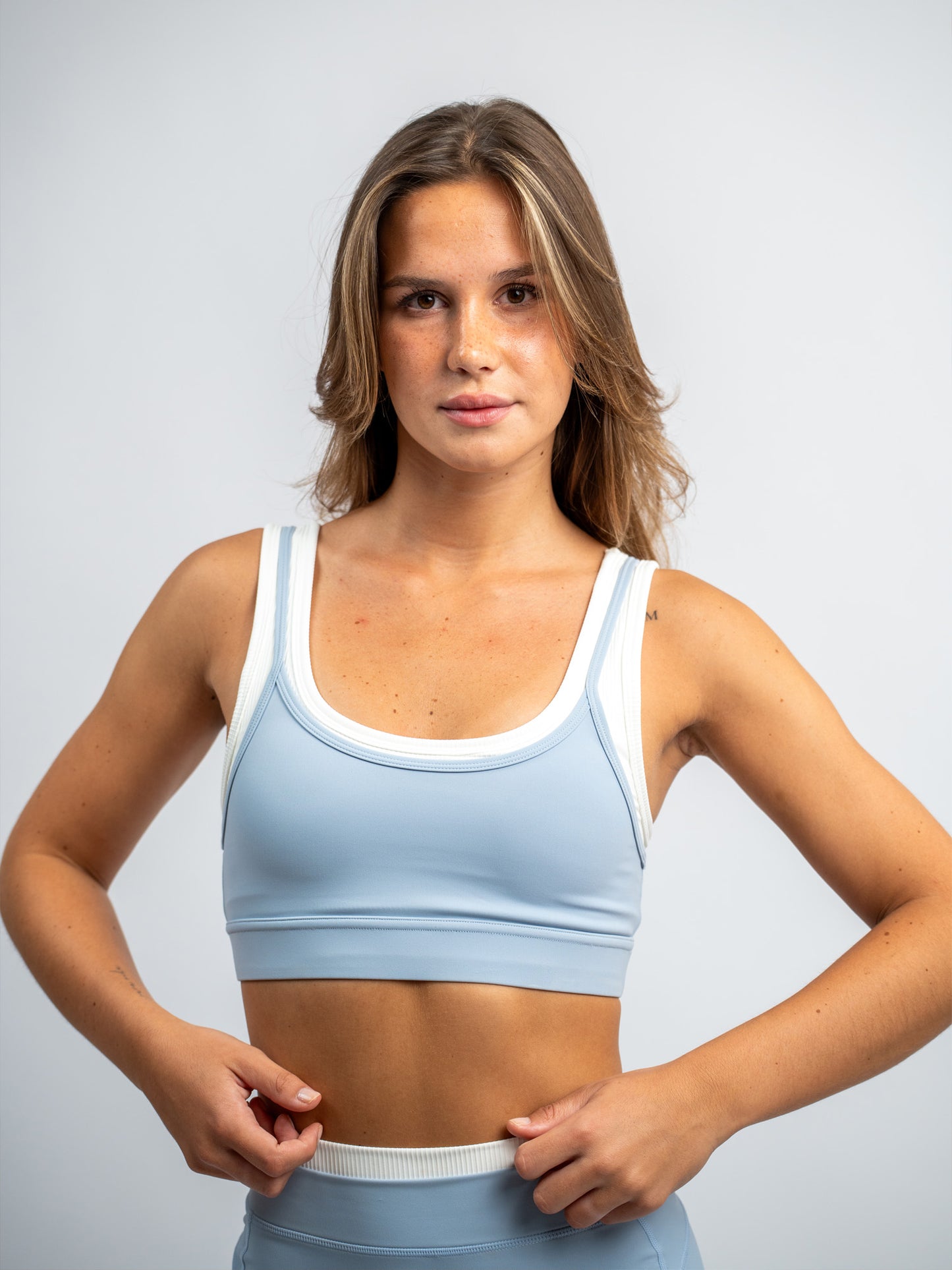 Model trägt den FUSE Duo Sport BH von DRILLS in Hellblau