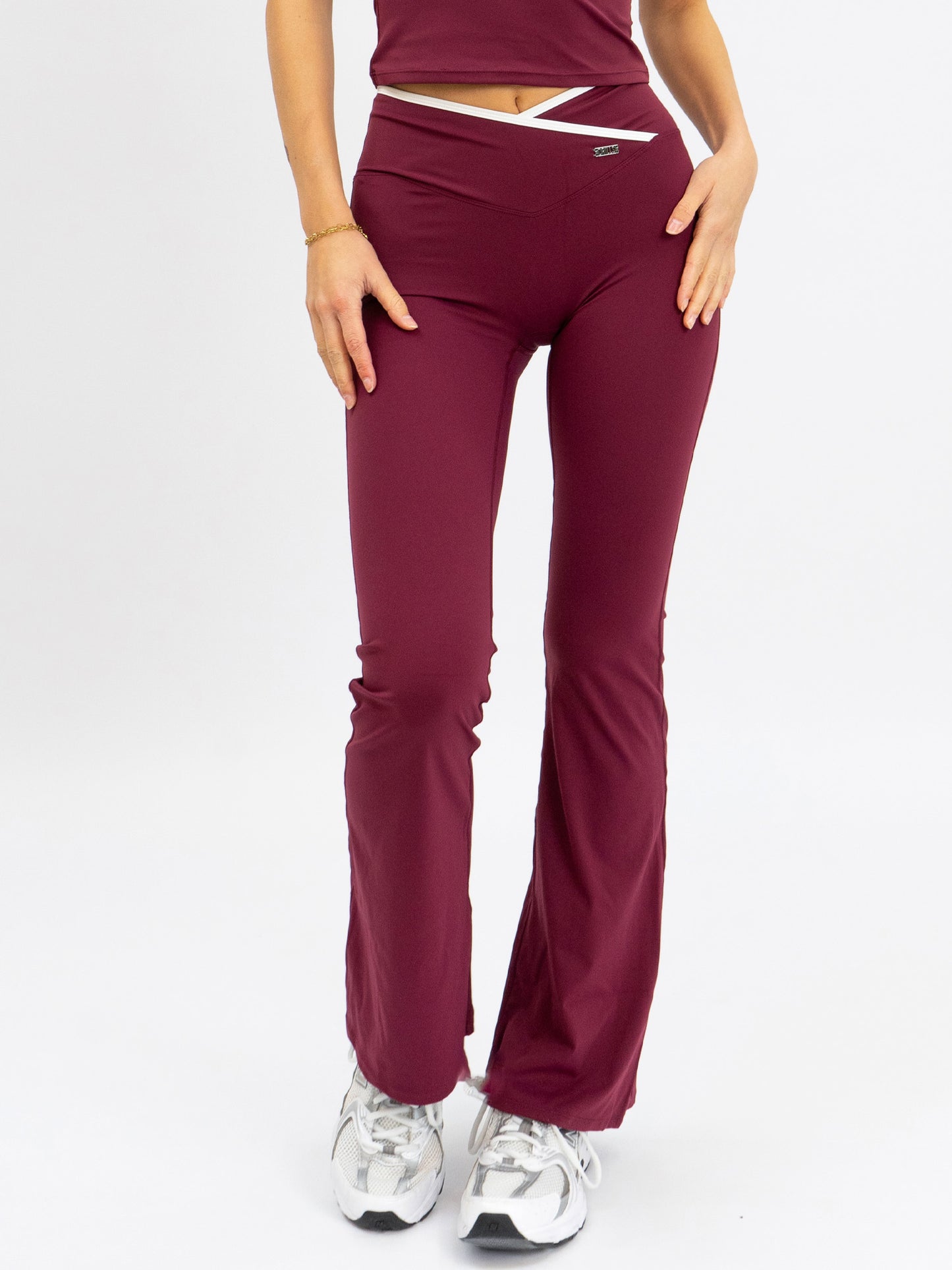 Model trägt die Flared Leggings von DRILLS in Burgundy