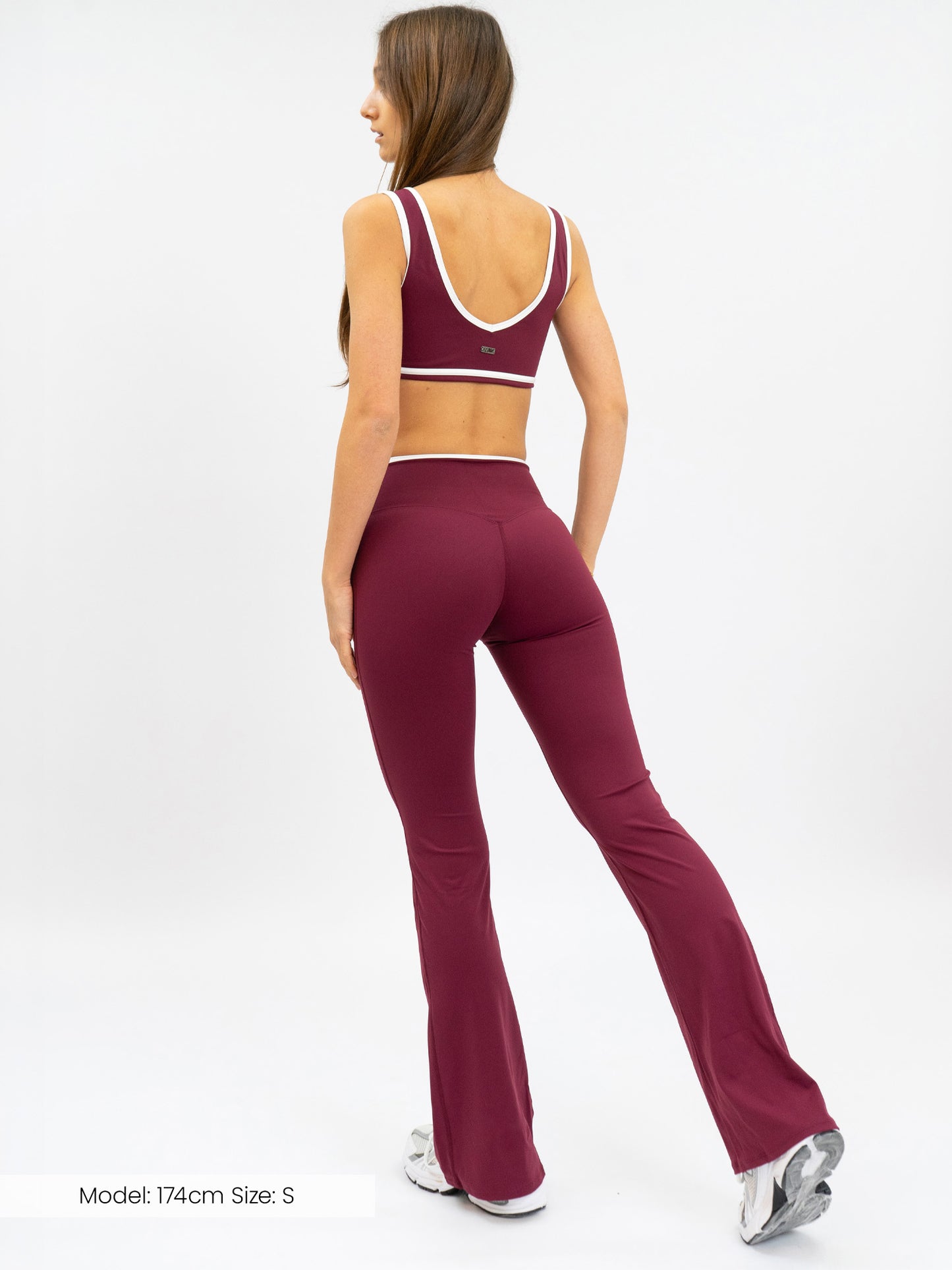 Model trägt die Flared Leggings von DRILLS in Burgundy
