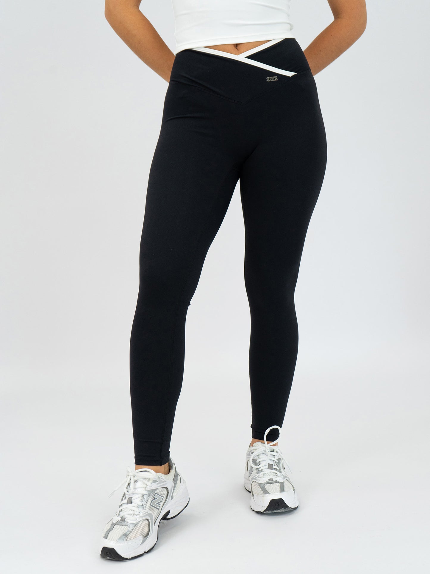 Model trägt die FUSE Leggings von DRILLS in schwarz
