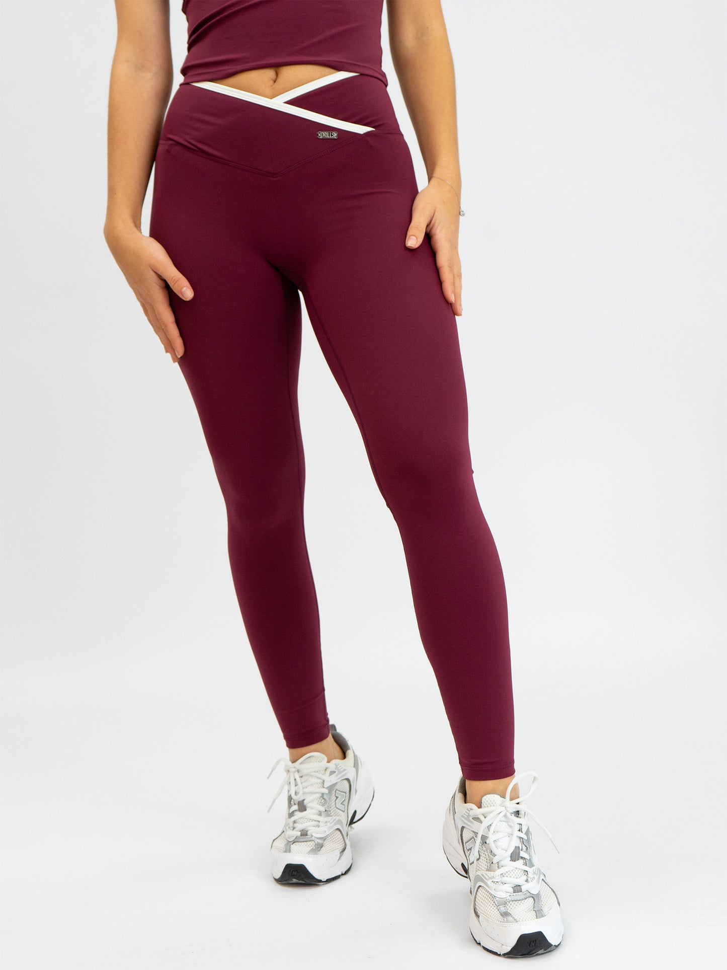 Model trägt die FUSE Leggings von DRILLS in Burgundy