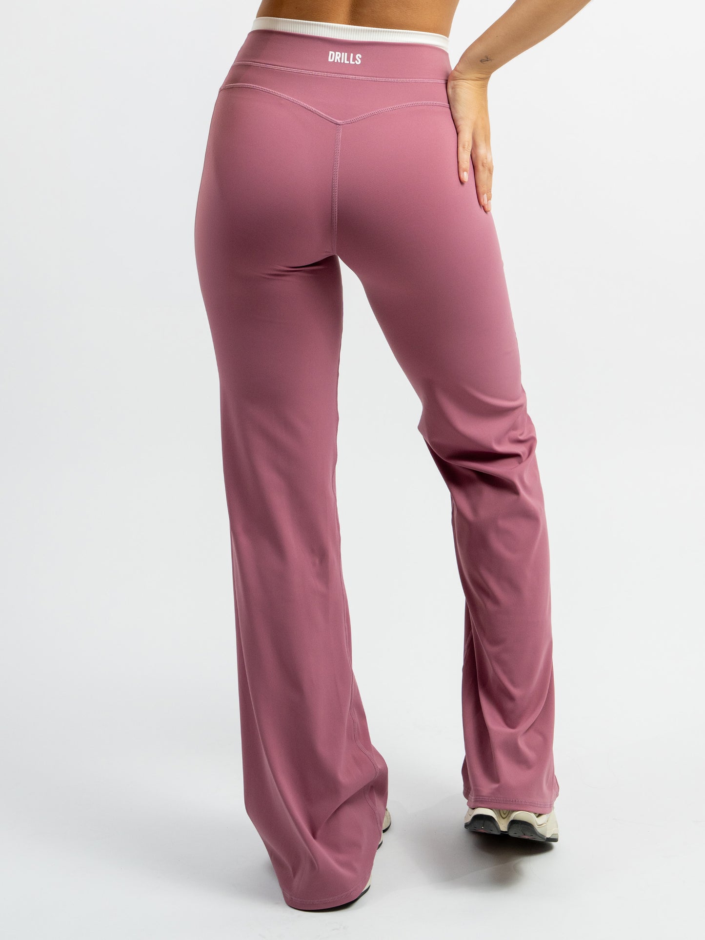 Model trägt die FUSE Pants von DRILLS in Rose