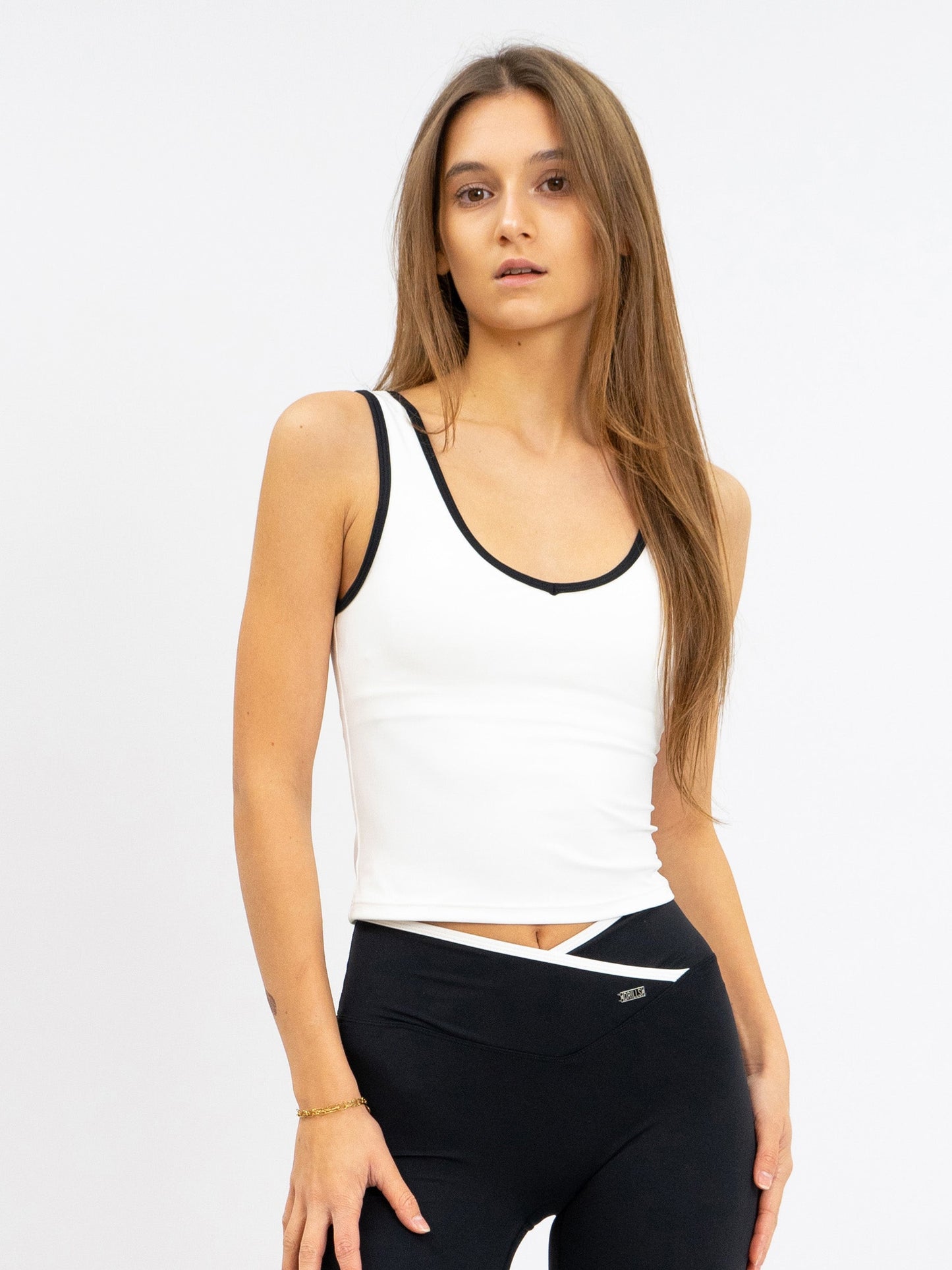 Model trägt das DRILLS FUSE Sport Top in schwarz