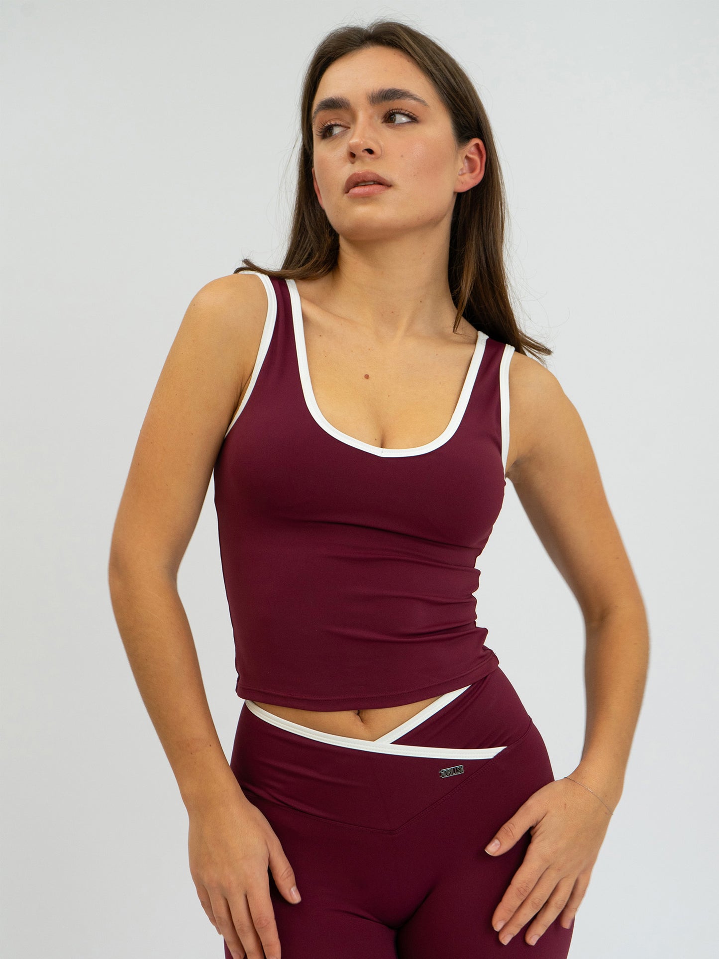 Model trägt das DRILLS FUSE Sport Top in Burgundy