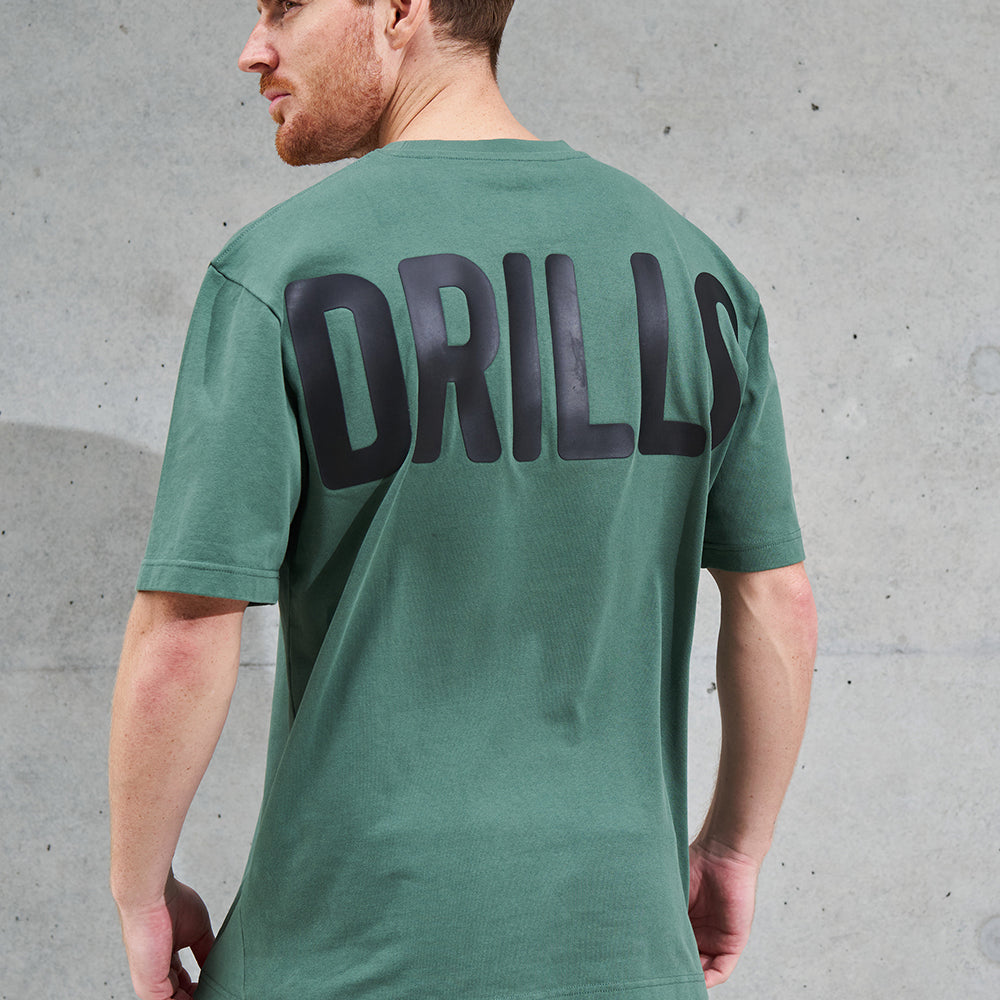 
                      
                        RECREATION DRILLS T-shirt graphique audacieux Vert sauge foncé/Noir 
                      
                    