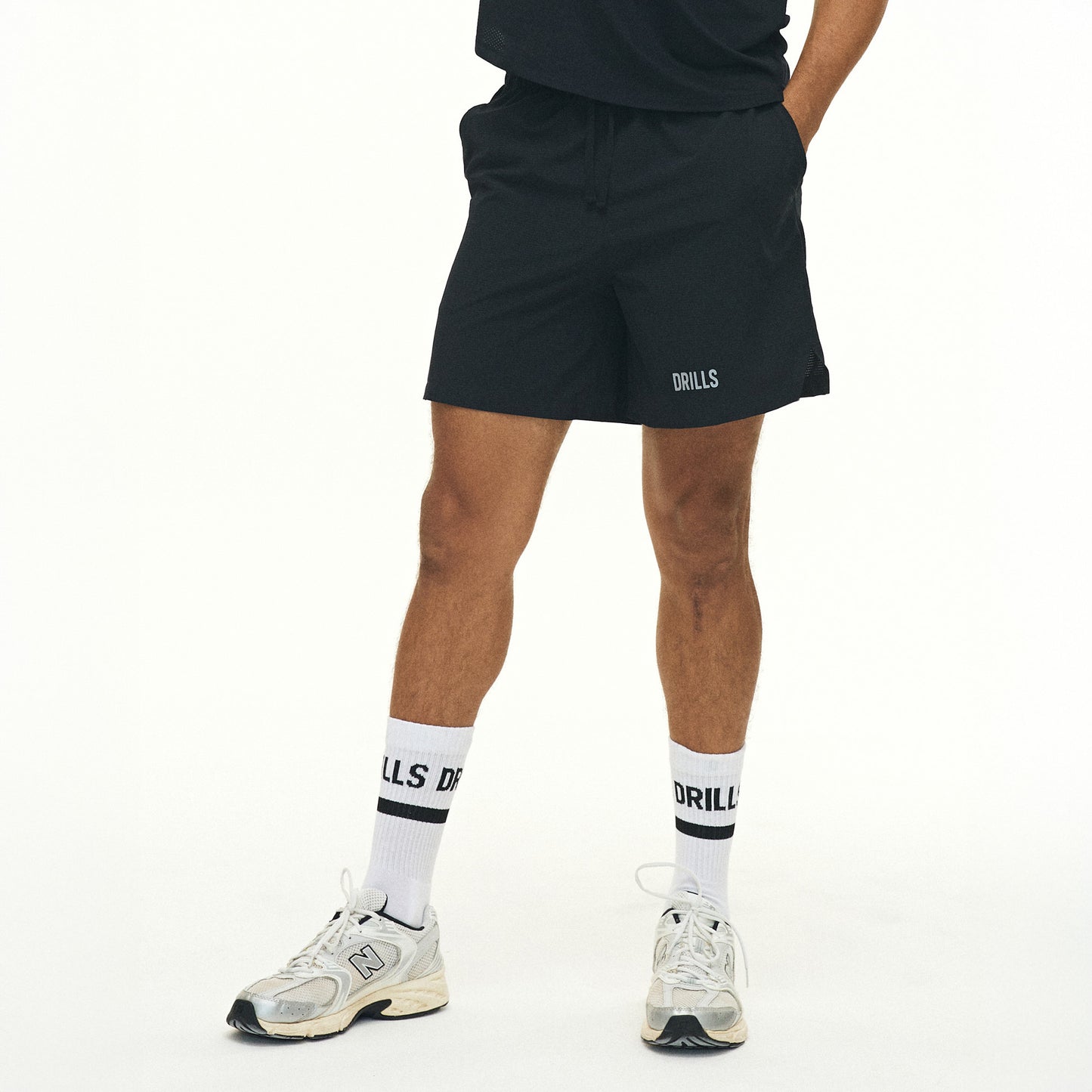 Model trägt die HYPE Shorts in Schwarz von DRILLS