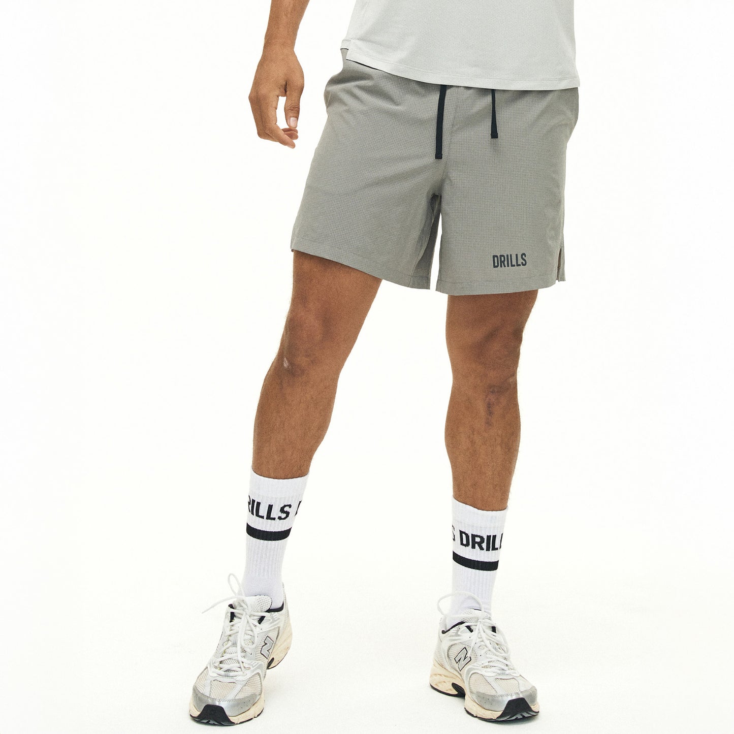 Model trägt die HYPE Shorts von DRILLS in Grau