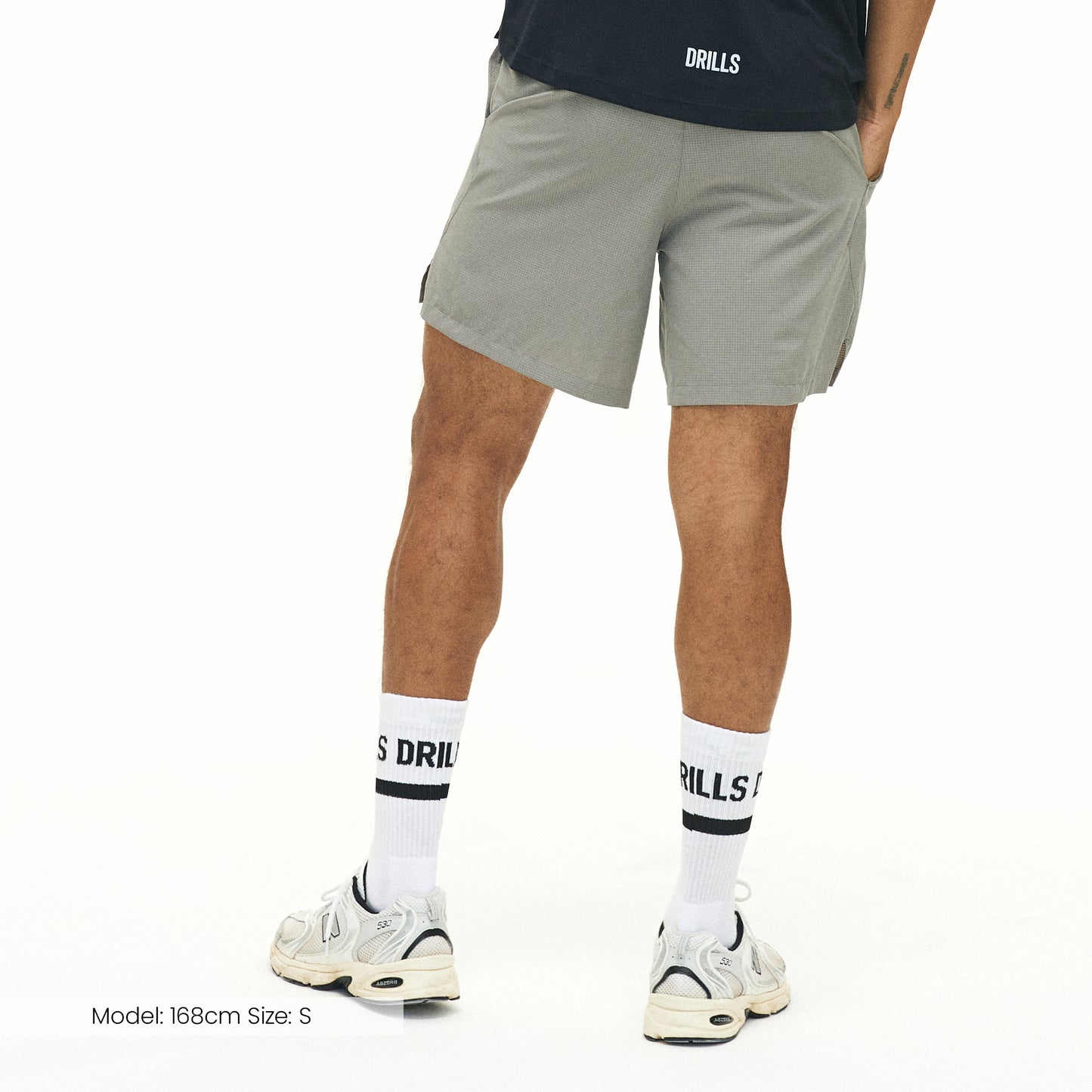 Model trägt die HYPE Shorts von DRILLS in Grau