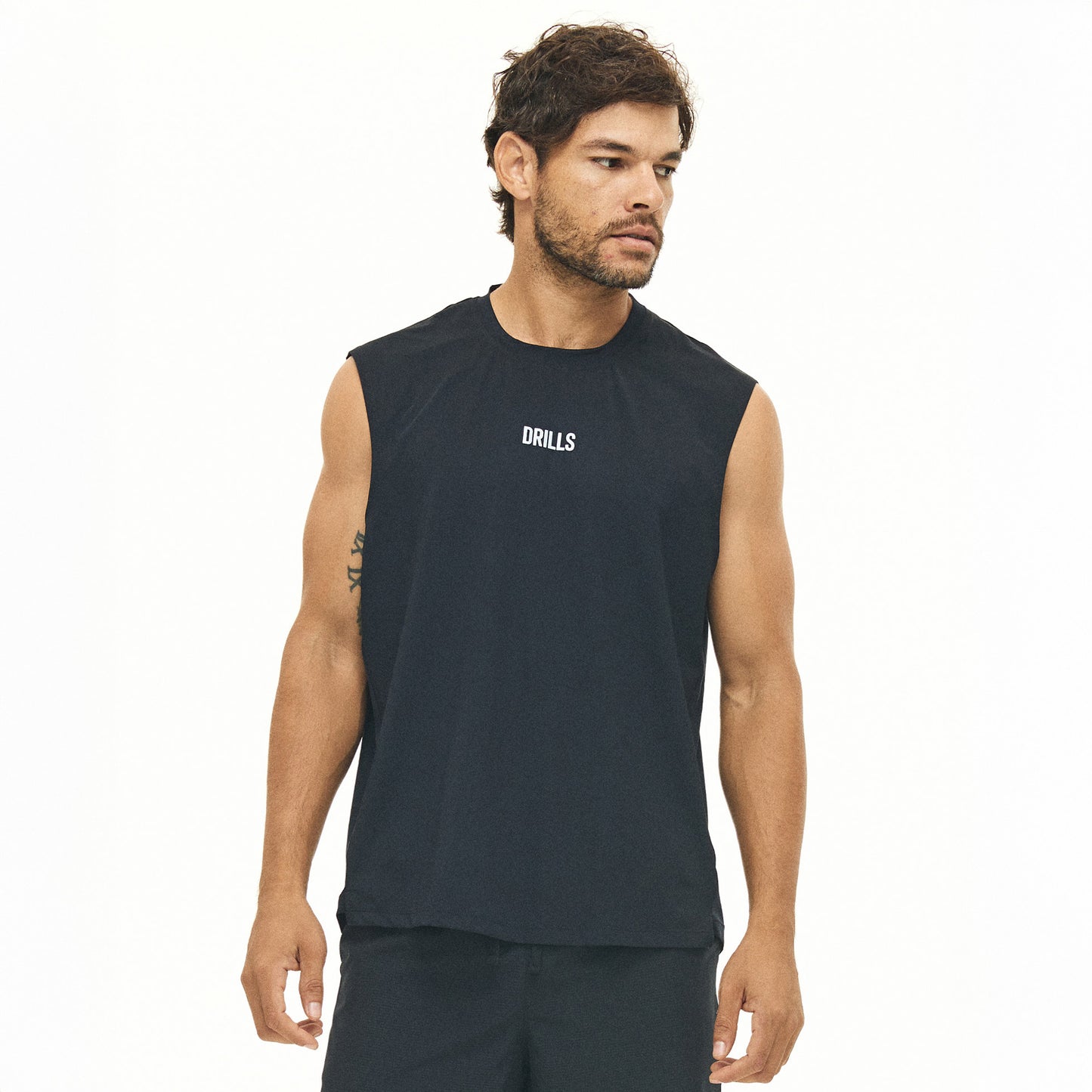 Model trägt das HYPE Tank Top in Schwarz von DRILLS