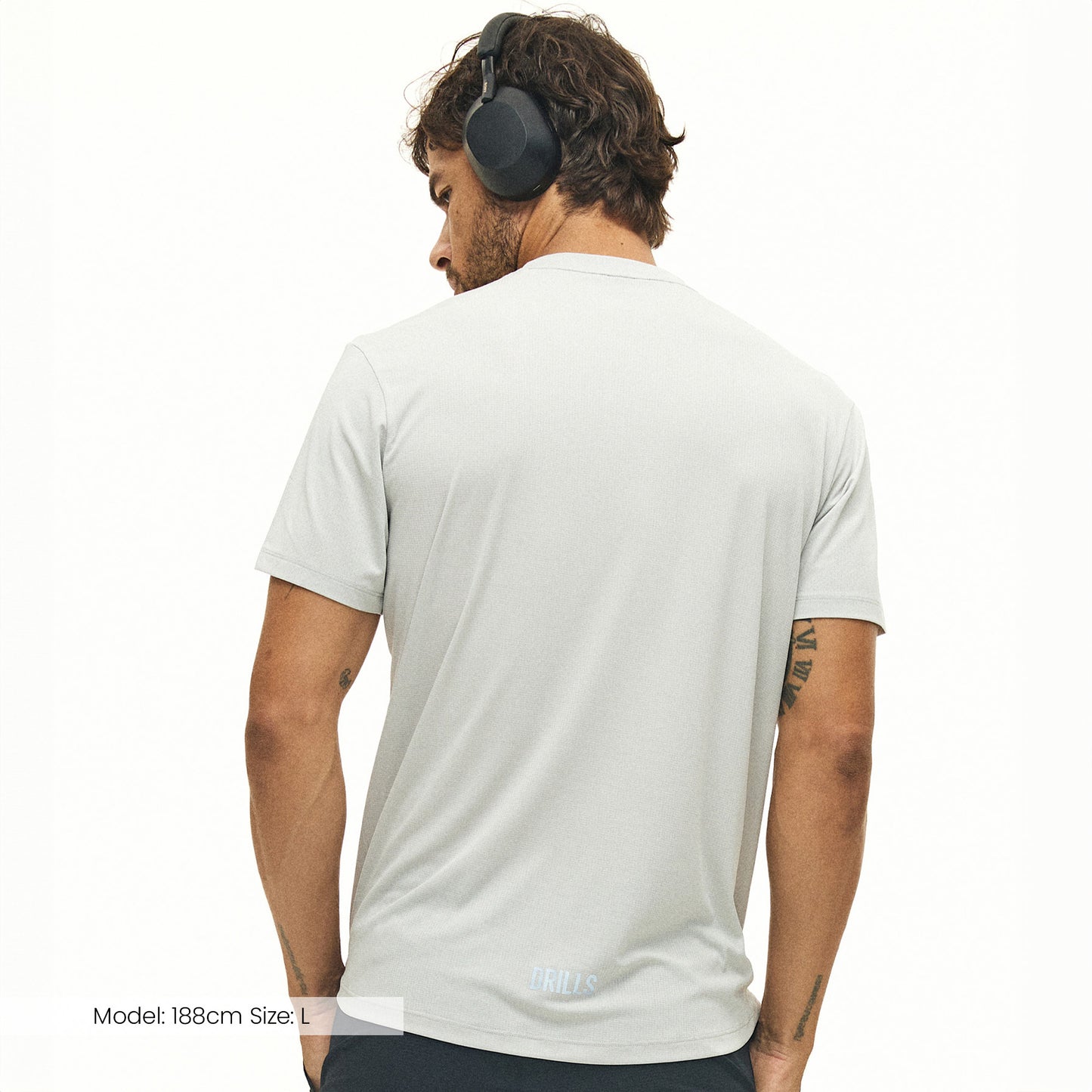 Model trägt das HYPE Tee von DRILLS in Grau