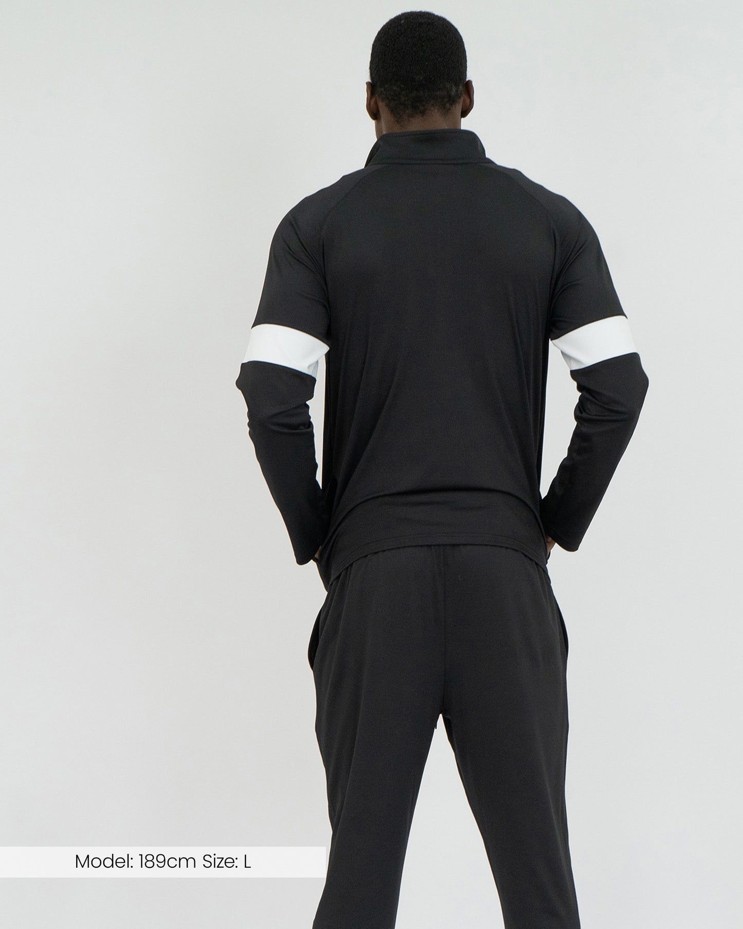 Model trägt den Half Zip von DRILLS der Kollektion HYPE