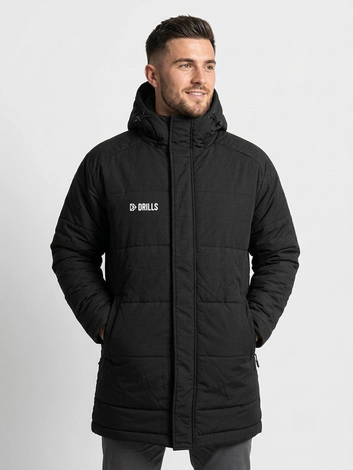 Model trägt die neue HYPE Winterjacke von DRILLS