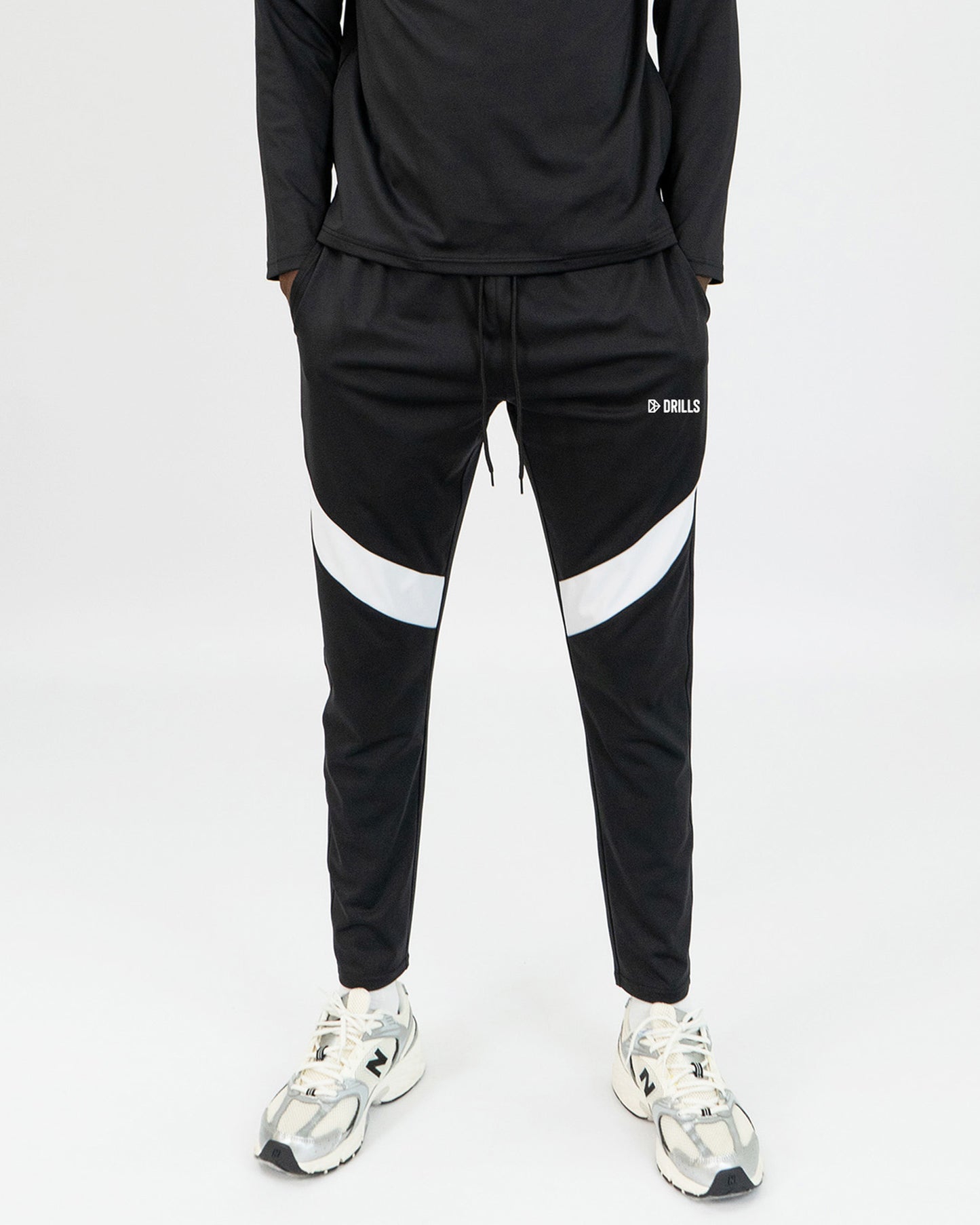 Model trägt den Trainingsanzug von DRILLS der Kollektion HYPE