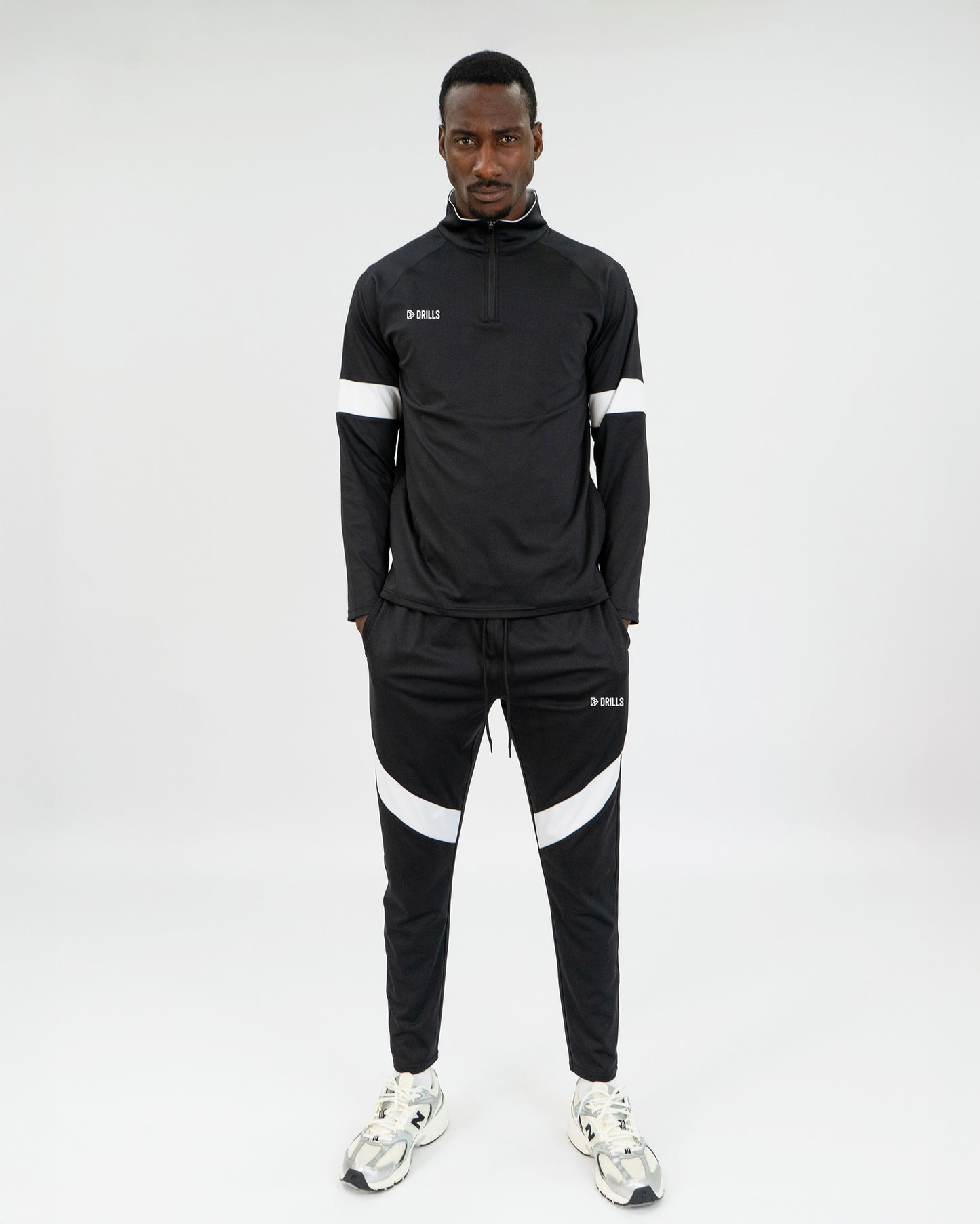 Model trägt den Track Suit der Kollektion HYPE von DRILLS