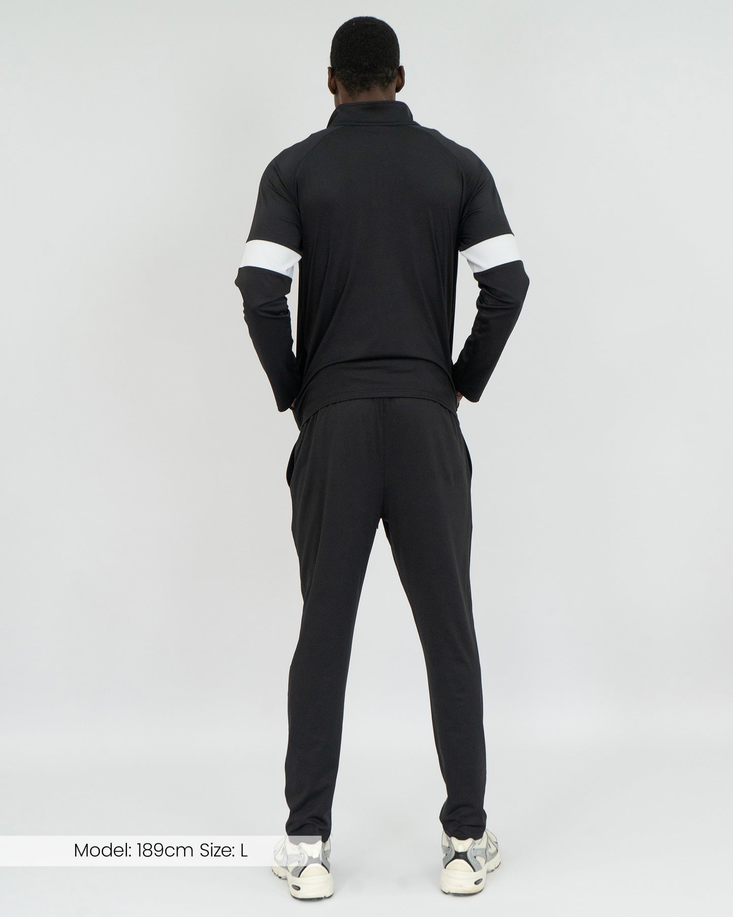 Model trägt den Track Suit der Kollektion HYPE von DRILLS