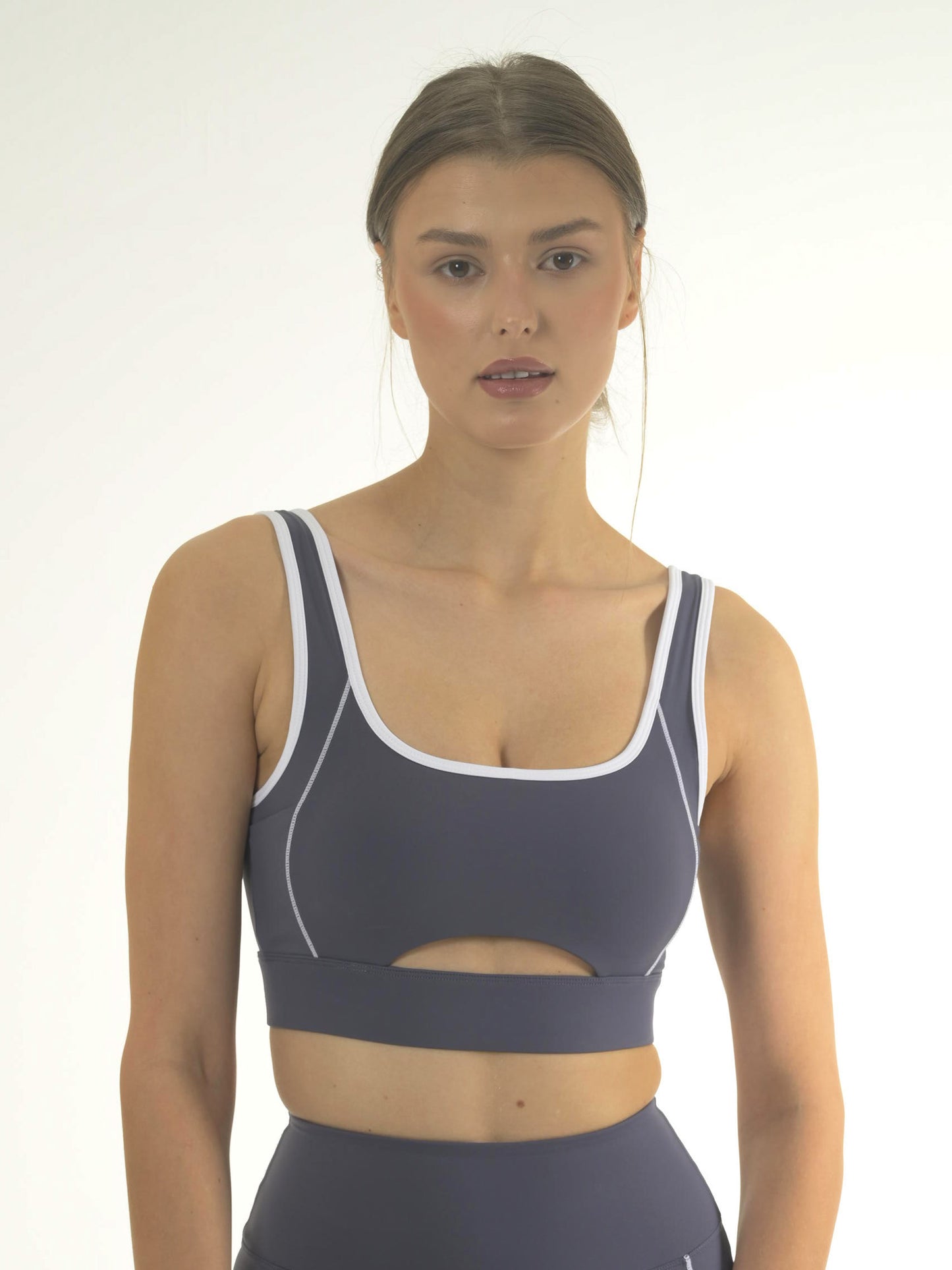 Model trägt den RACQUET DRILLS Sport BH in blau
