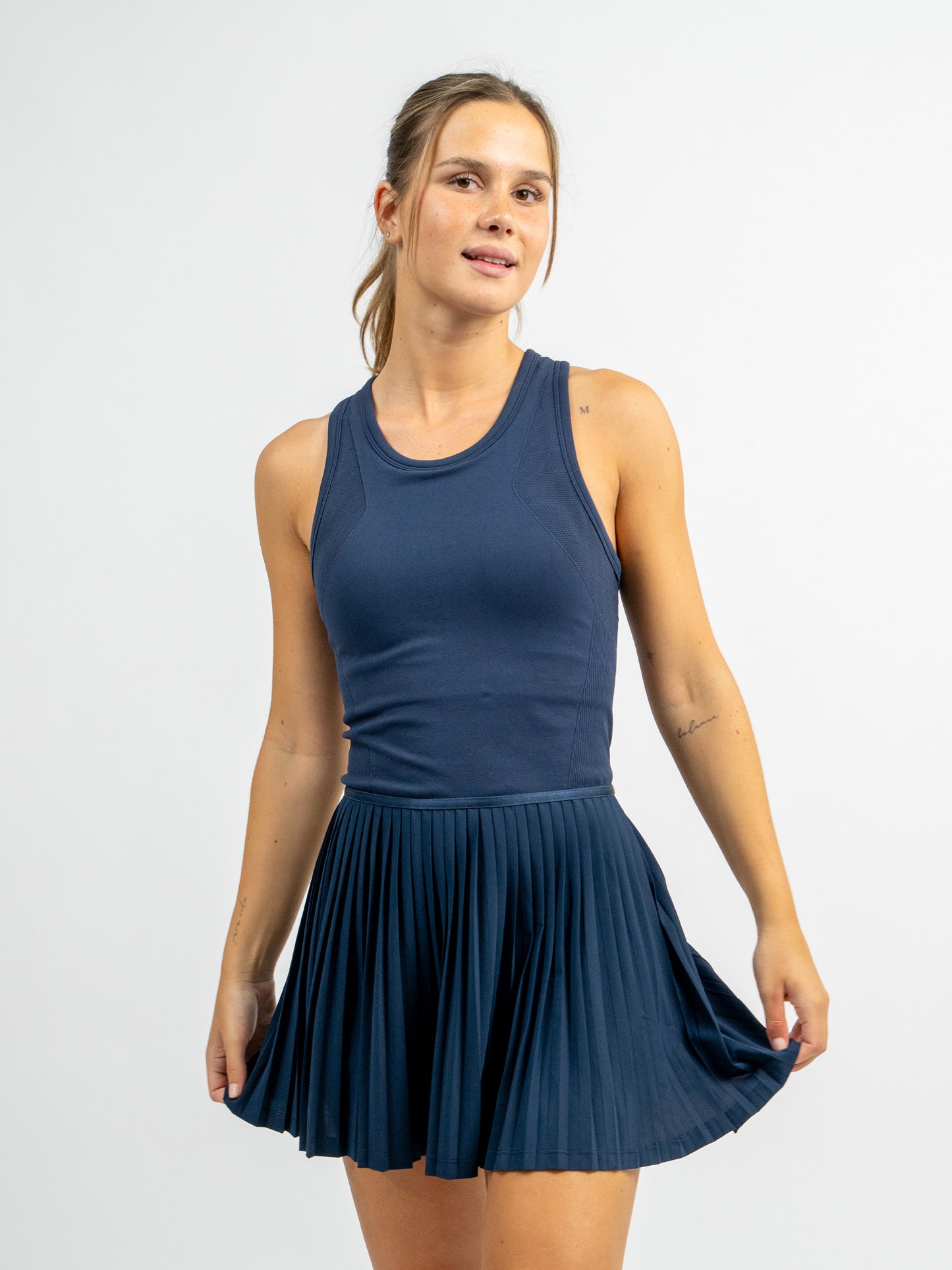 Model trägt das RACQUET Kleid in navyvon DRILLS