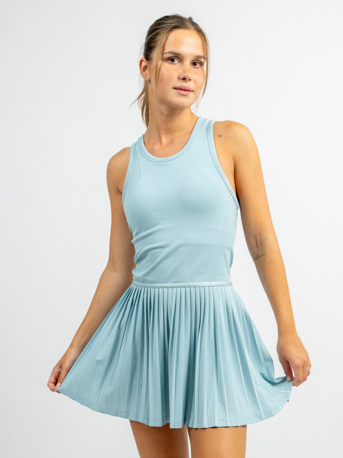 Model trägt das RACQUET Kleid in hellblau von DRILLS